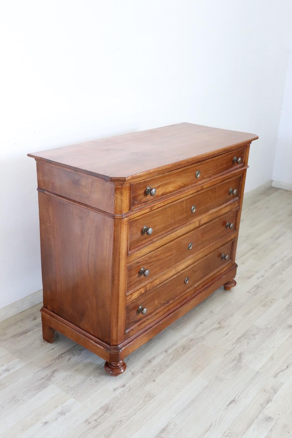 Rare and fine quality Italian Louis Philippe antique dresser, 1850s. Precious solid walnut wood. Equipped with four comfortable drawers. Lined with paper. Very simple and linear, perfect even in a modern furniture. Used condition perfect condition