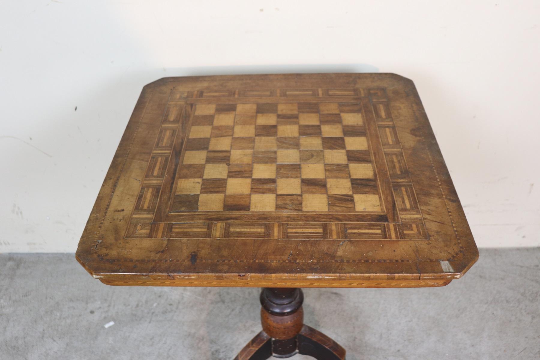 Beautiful important antique side table, 1850s in walnut. The plan presents precious work of inlay with chess. Table with elegant turned central leg, the top is characterized by a narrow and comfortable band at the seat. 
The antique table have been