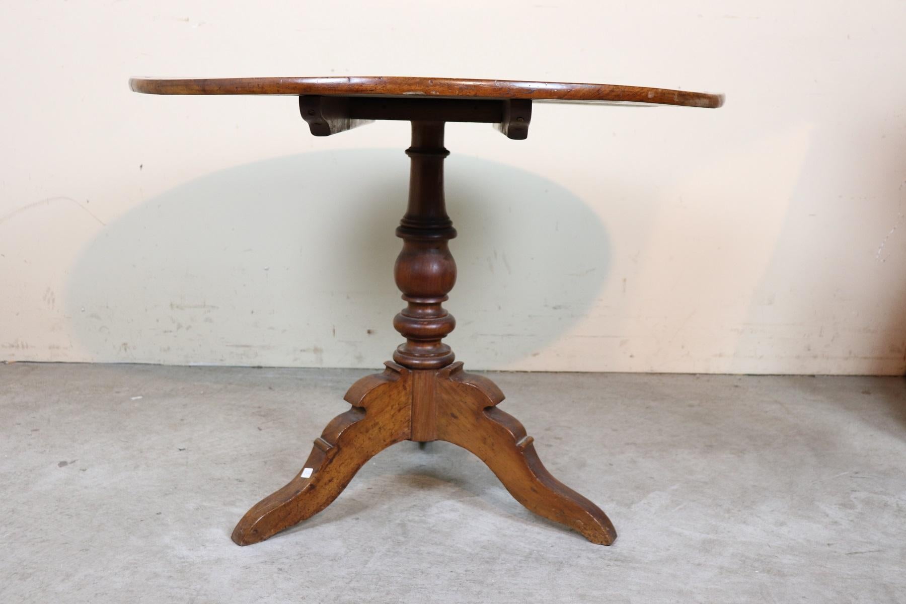 Beautiful important antique table 1850s in walnut. The plan presents precious work of inlay. Table with elegant turned central leg, the top is characterized by a narrow and comfortable band at the seat. The particularity of this table lies in the