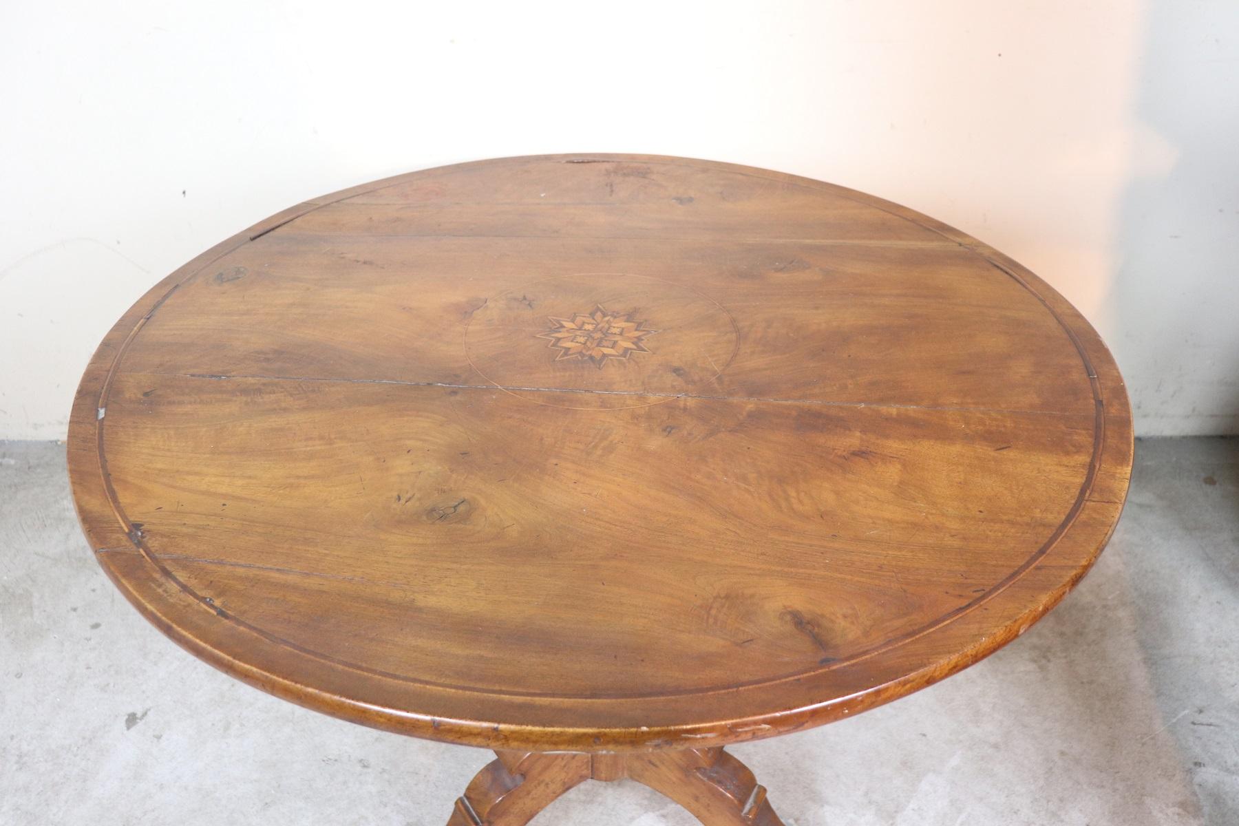 19th Century Italian Louis Philippe Walnut Inlay Tilt-Top Round Table In Fair Condition In Casale Monferrato, IT