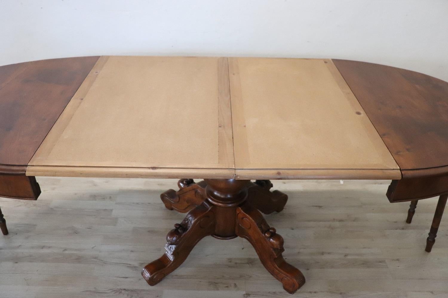 19th Century Italian Louis Philippe Walnut Oval Extendable Dining Table For Sale 7
