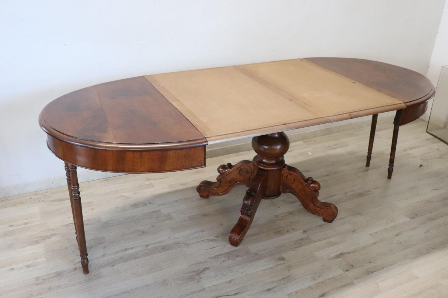 19th Century Italian Louis Philippe Walnut Oval Extendable Dining Table For Sale 8