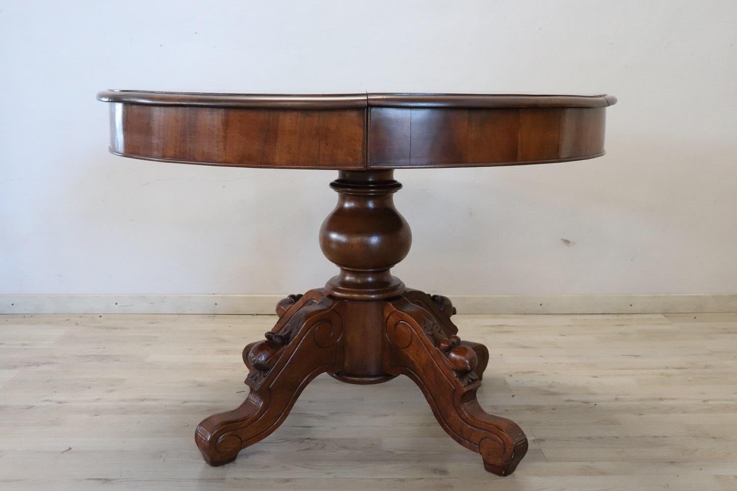 Beautiful important antique oval dining room table, 1840 in solid walnut wood. This table is perfect for a dining room, it extends into the center becoming a large table that can accommodate many people. The large central leg is finely turned and