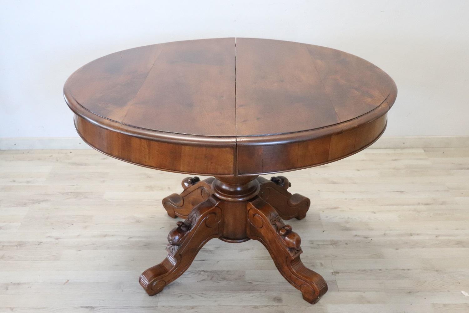 19th Century Italian Louis Philippe Walnut Oval Extendable Dining Table In Excellent Condition For Sale In Casale Monferrato, IT