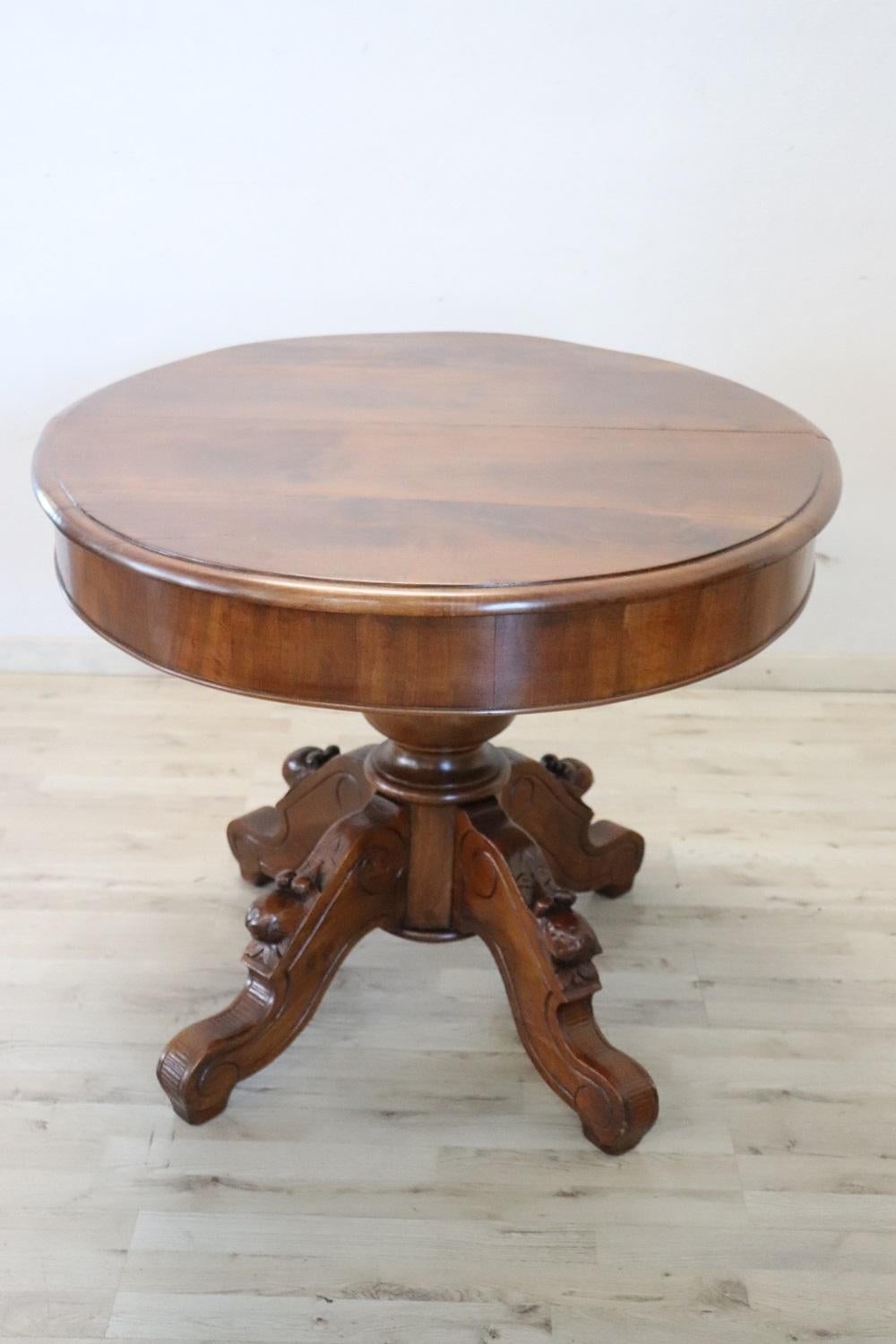 19th Century Italian Louis Philippe Walnut Oval Extendable Dining Table For Sale 1