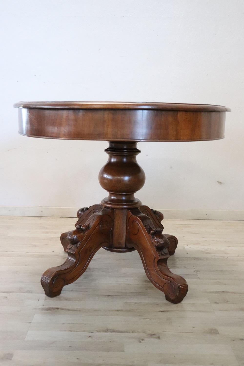 19th Century Italian Louis Philippe Walnut Oval Extendable Dining Table For Sale 2