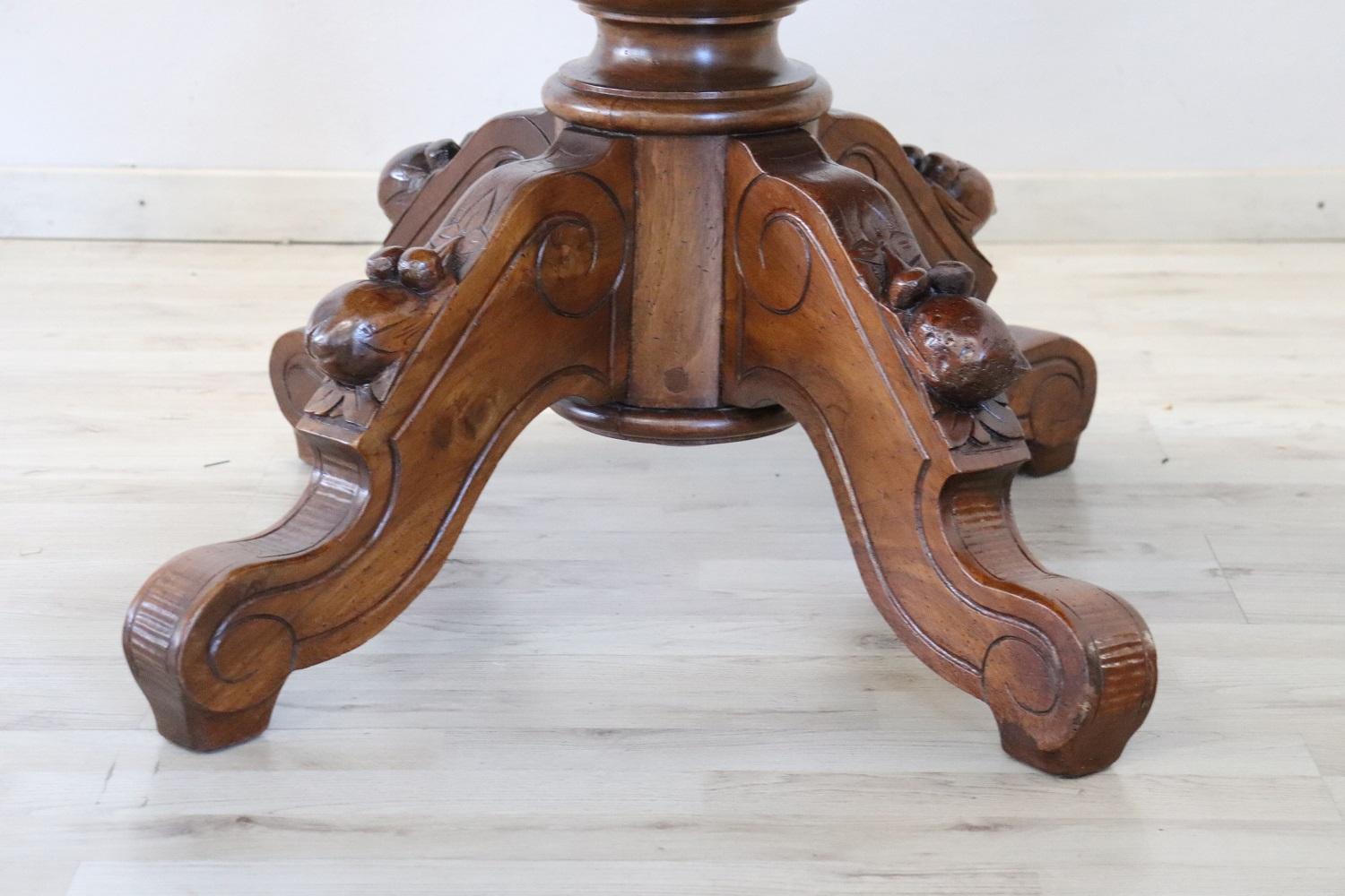 19th Century Italian Louis Philippe Walnut Oval Extendable Dining Table For Sale 3