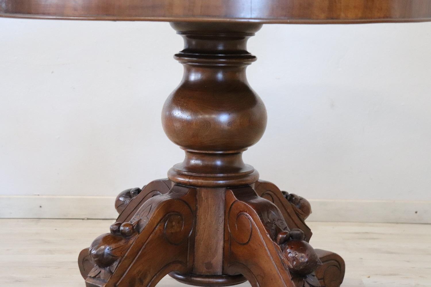 19th Century Italian Louis Philippe Walnut Oval Extendable Dining Table For Sale 4