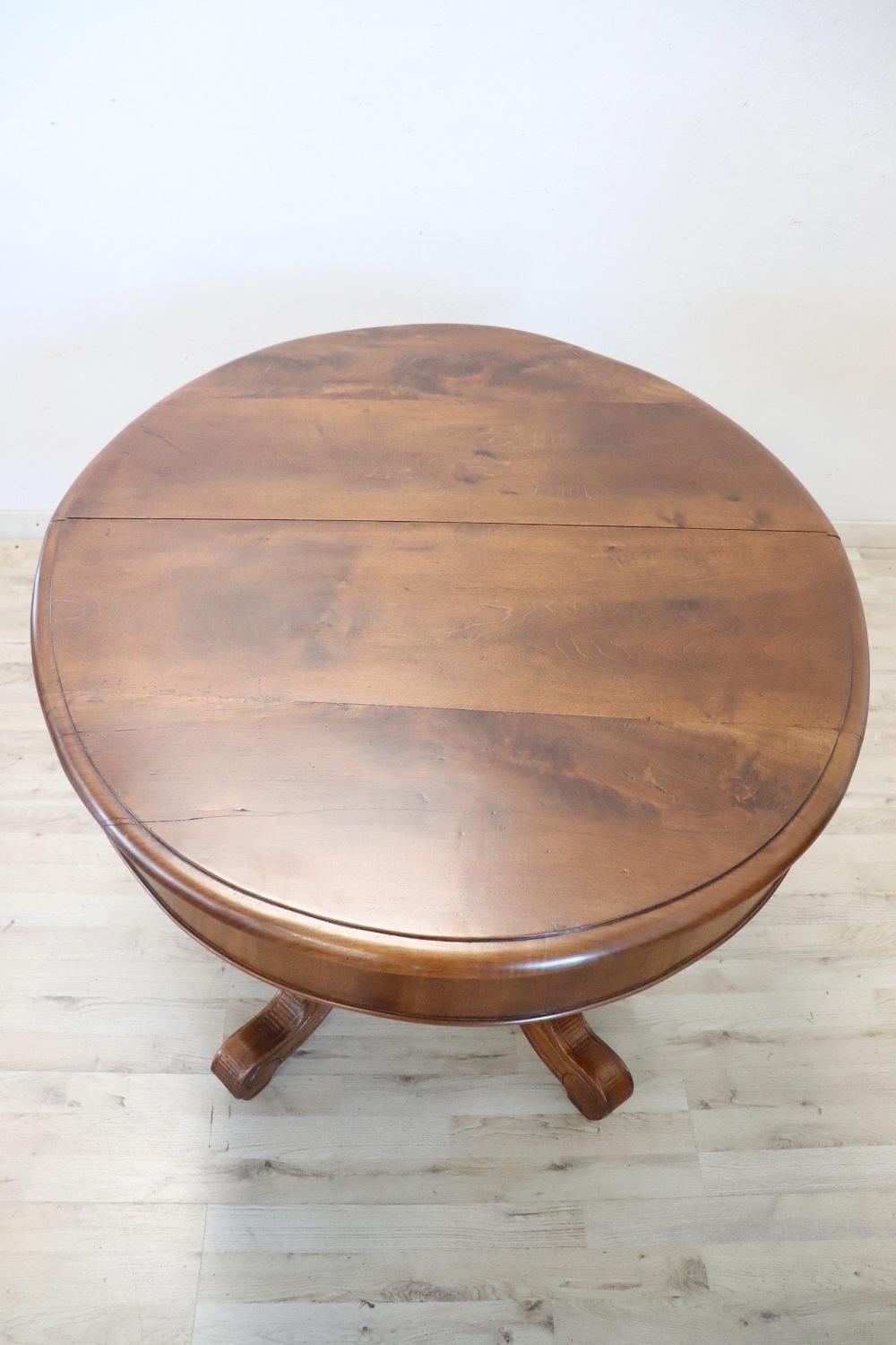 19th Century Italian Louis Philippe Walnut Oval Extendable Dining Table For Sale 5