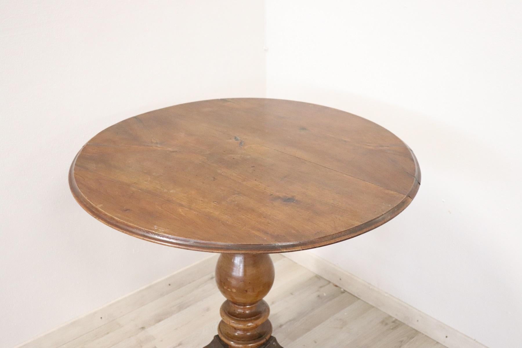 Beautiful important antique round centre table 1850 in walnut. Table with elegant turned central leg. Idea table to embellish the centre of a room.