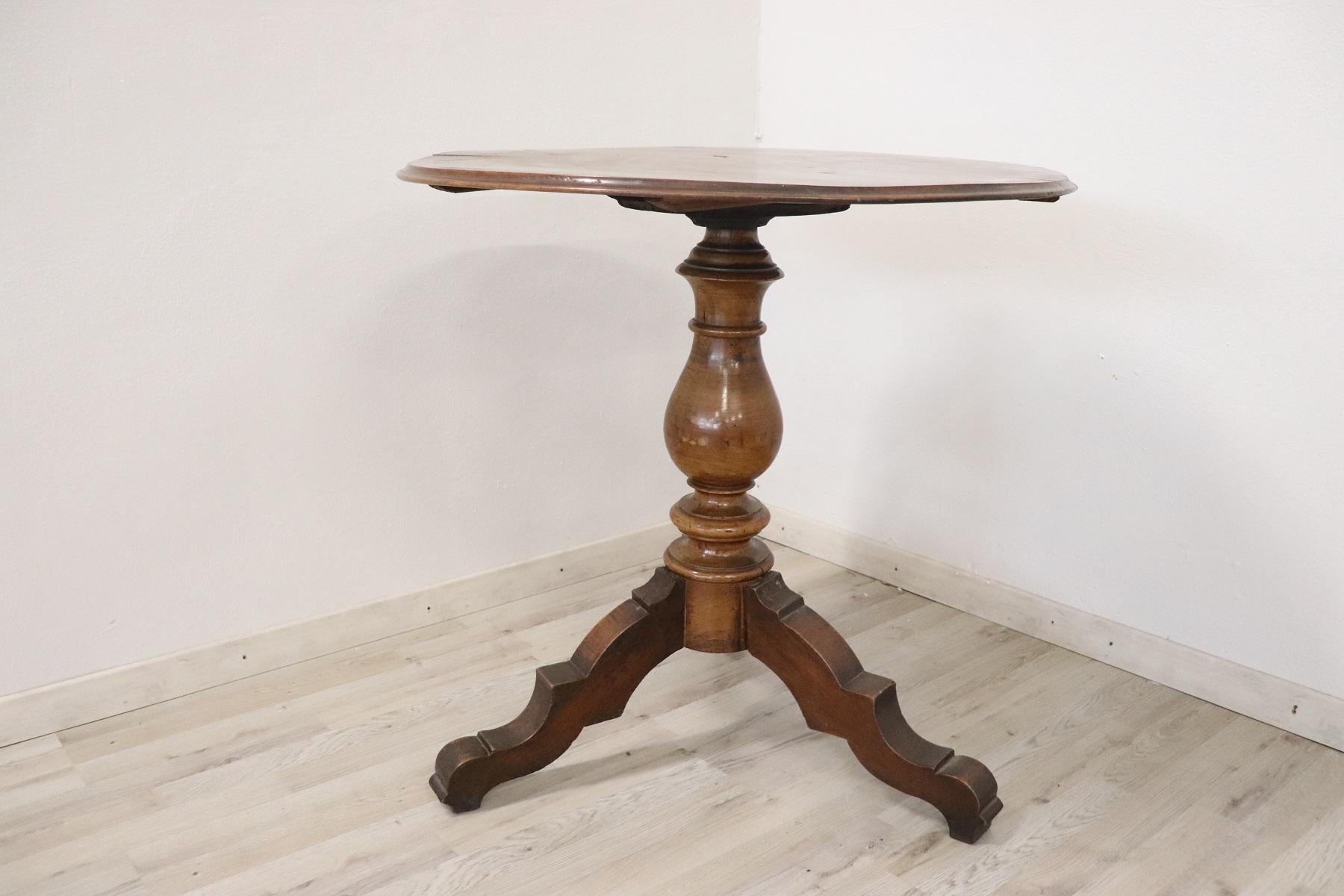 19th Century Italian Louis Philippe Walnut Round Centre Table In Excellent Condition In Casale Monferrato, IT