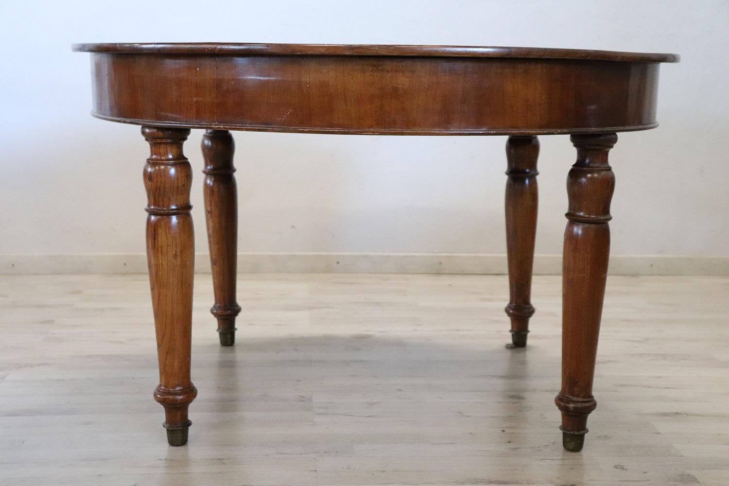 19th Century Italian Louis Philippe Walnut Round Extendable Dining Table In Excellent Condition In Casale Monferrato, IT