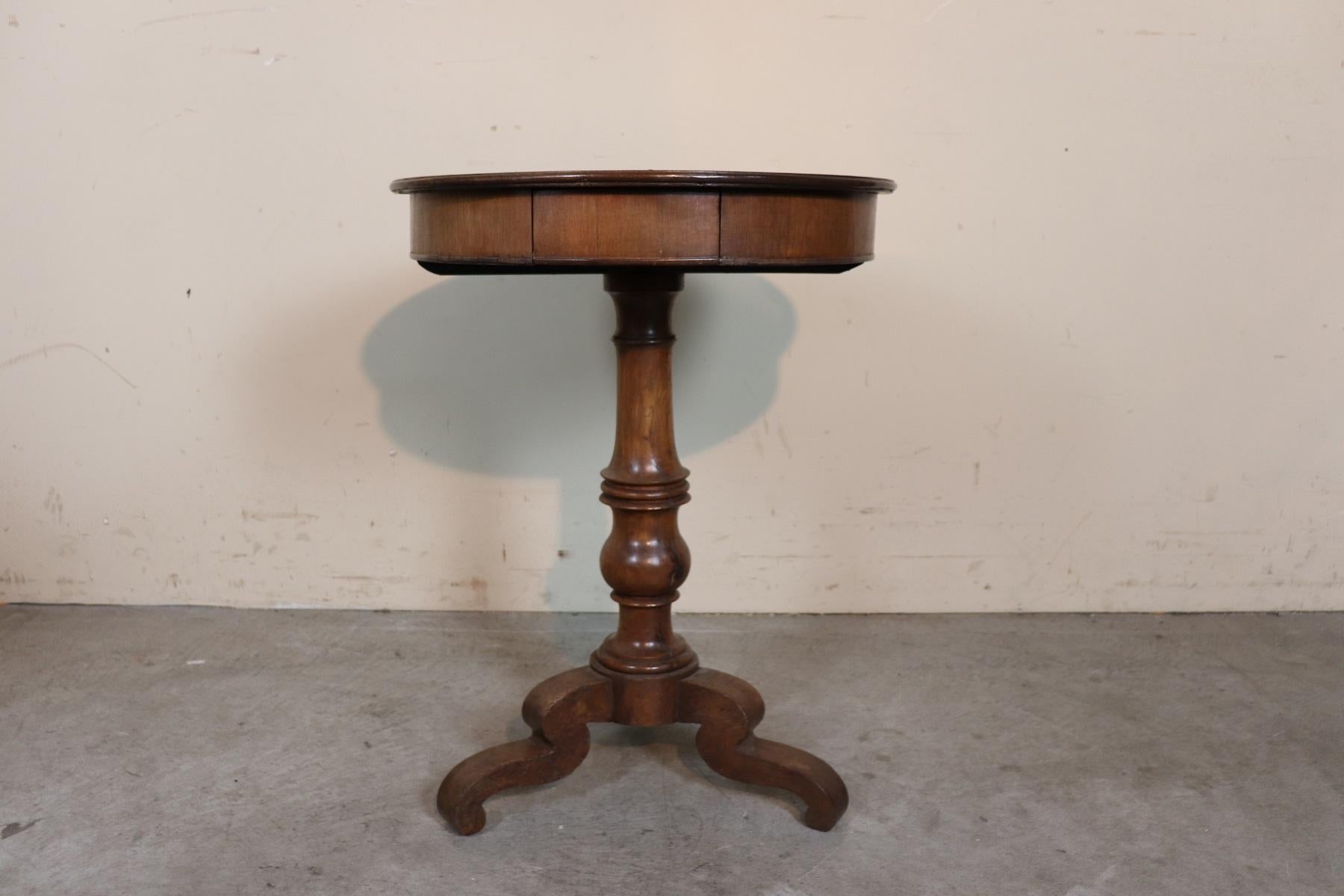 Beautiful important antique round side table 1845s in walnut. Table with elegant turned central leg. Small and practical drawer. Often these small tables were used in the Italian salons of wealthy families to display all the photographs.
The