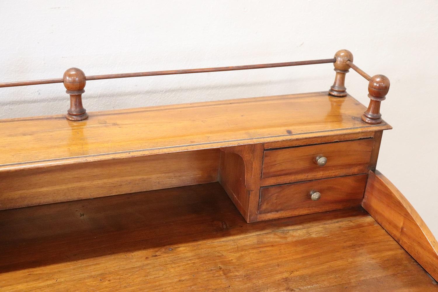 19th Century Italian Louis Philippe Walnut Wood Writing Desk In Excellent Condition In Casale Monferrato, IT
