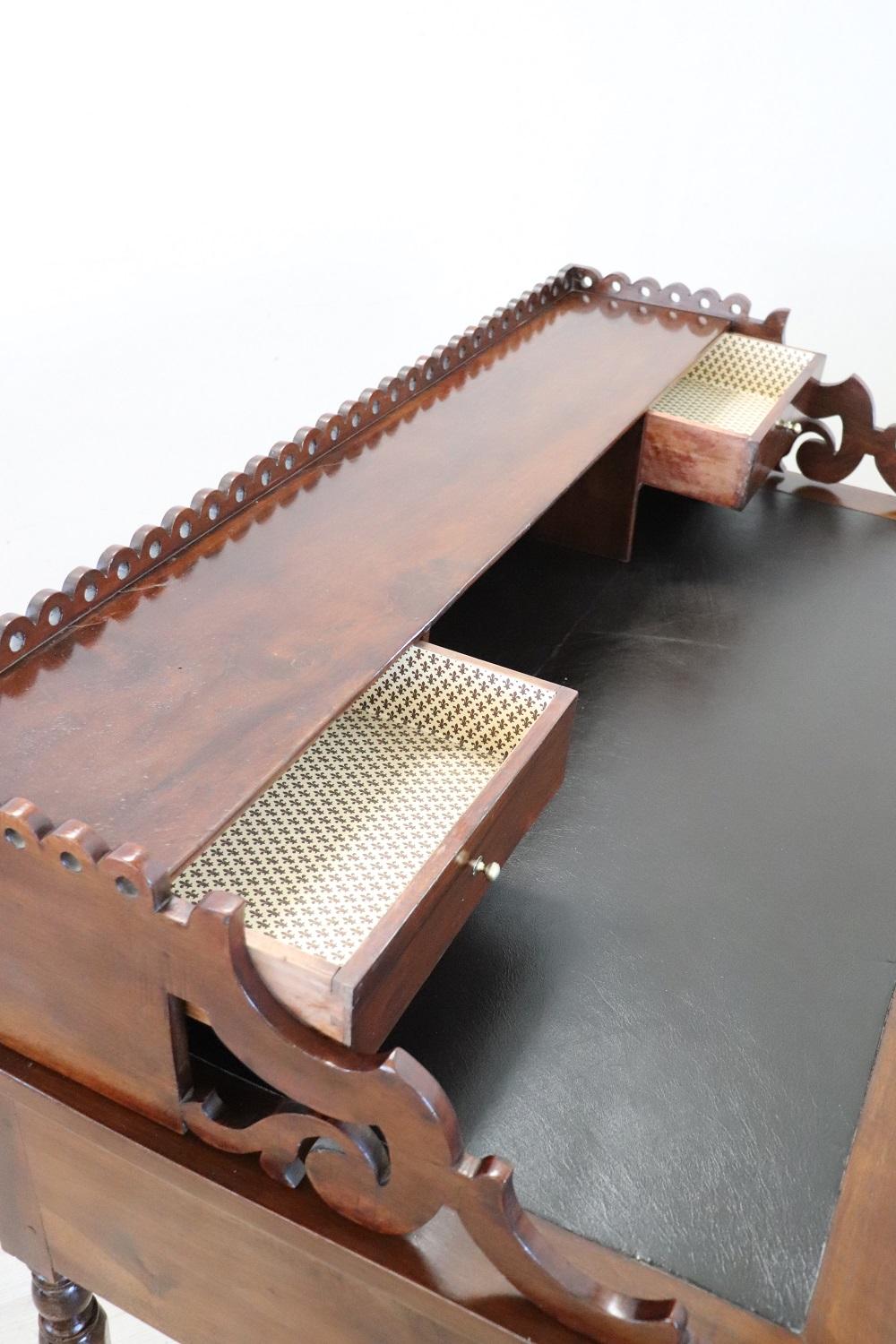 19th Century Italian Louis Philippe Walnut Wood Writing Desk In Good Condition For Sale In Casale Monferrato, IT