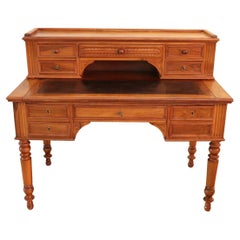 Bureau italien Louis Philippe du 19ème siècle en bois de noyer