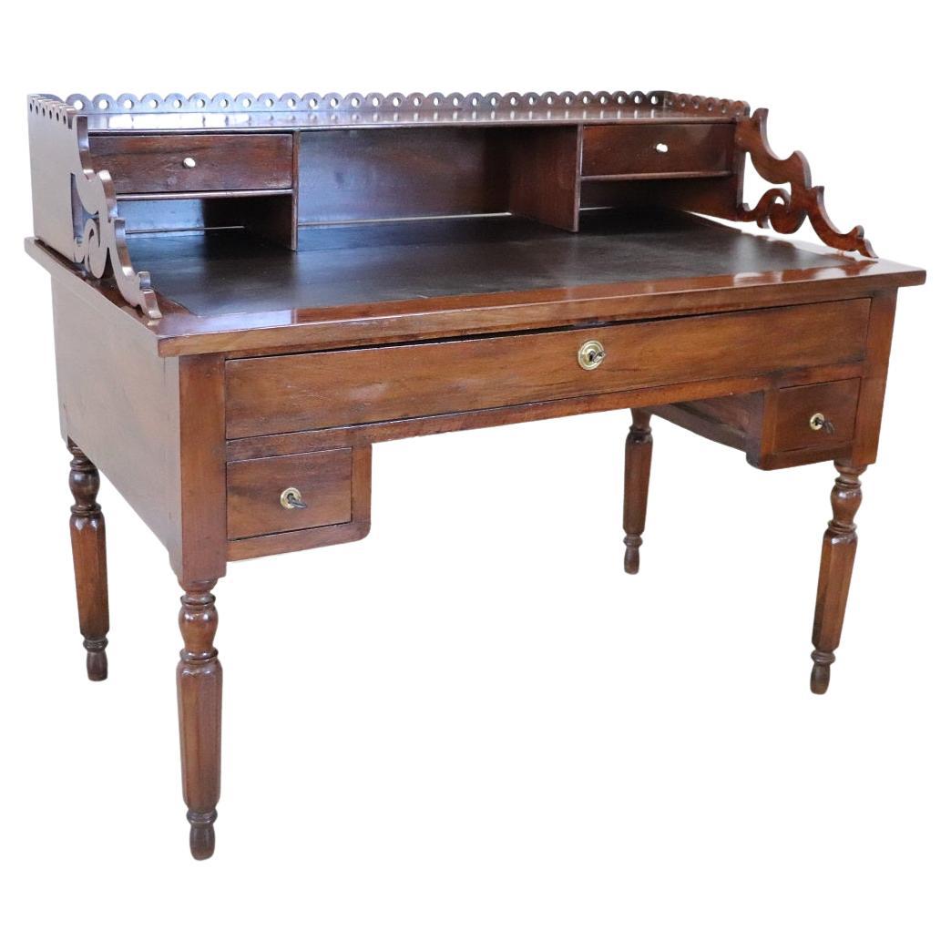 Bureau italien Louis Philippe du 19ème siècle en bois de noyer