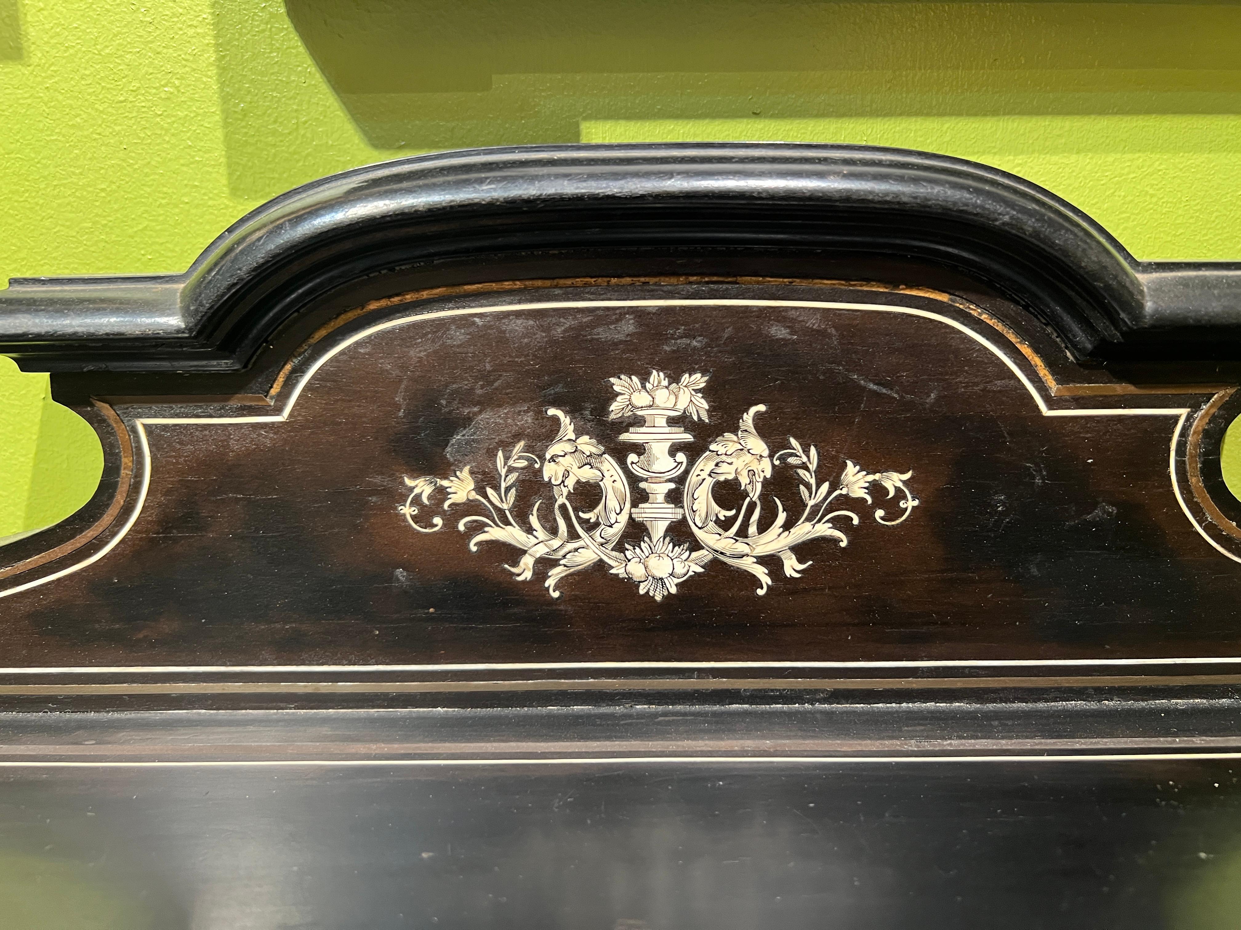 Ottone Scrivania italiana in stile Luigi XIV del XIX secolo, ebanizzata con intarsi in ottone e importanti in vendita