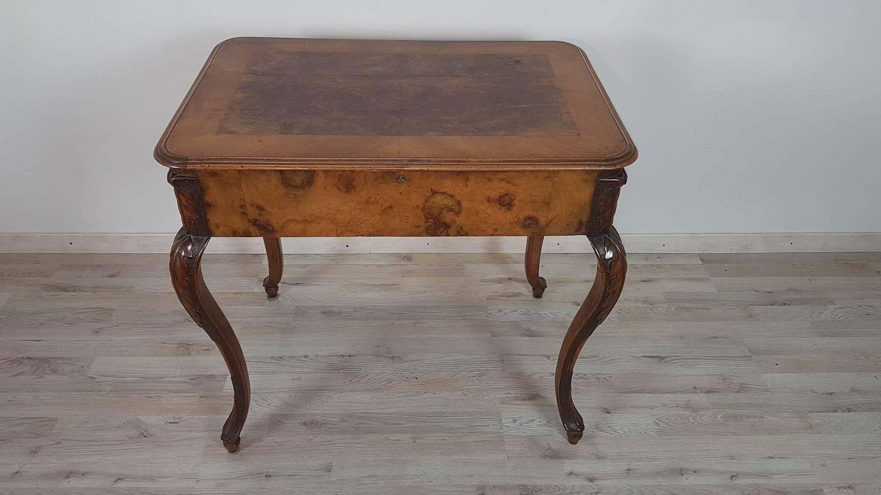 Beautiful important antique table made in the middle of the 19th century XIX in precious walnut and briar wood. This type of table was born to have a double use in fact with a closed floor we have an elegant coffee table can be used both from centre