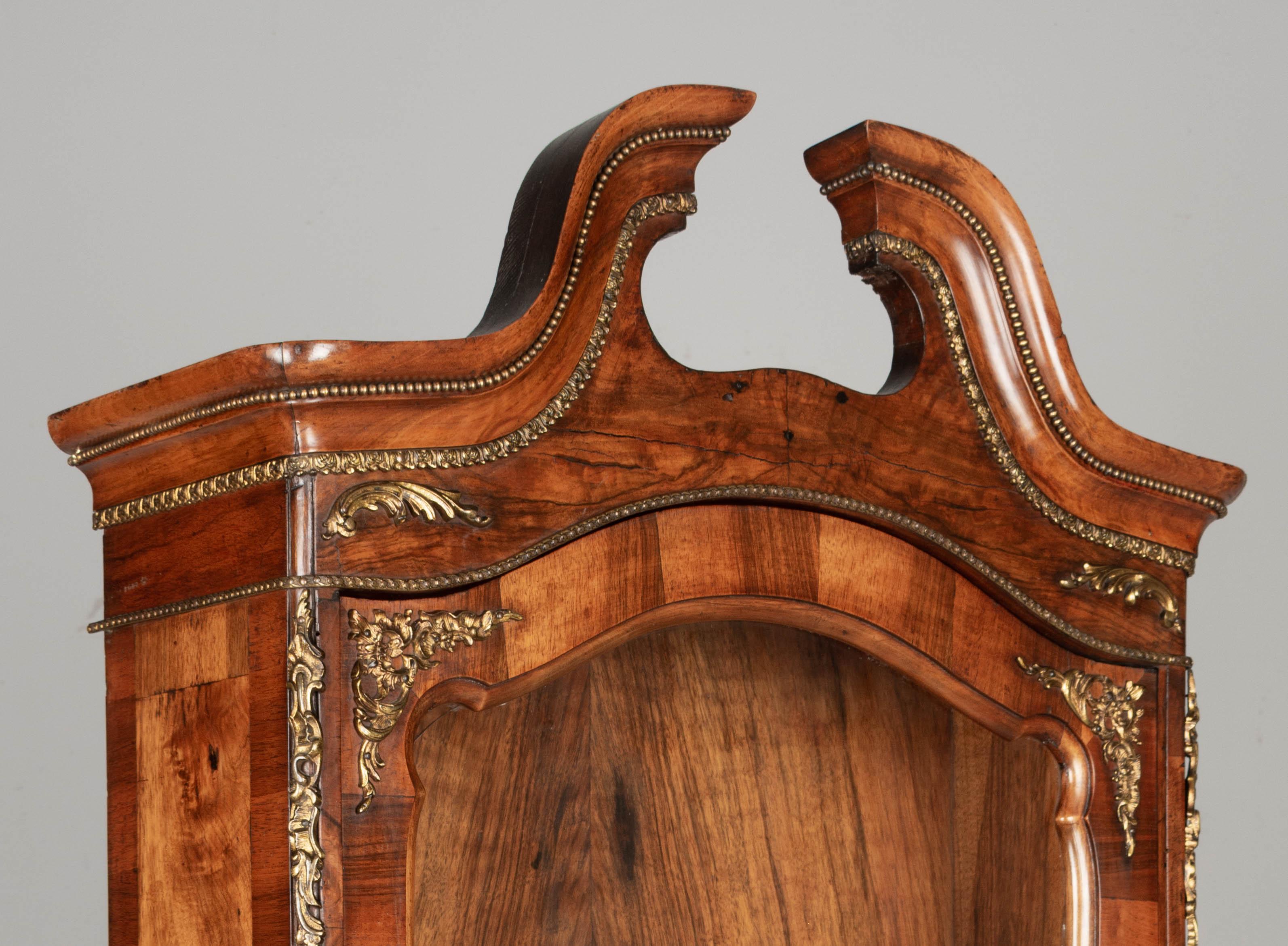 Italienischer Schrank im Louis-XV-Stil des 19. Jahrhunderts mit Vitrine im Angebot 4