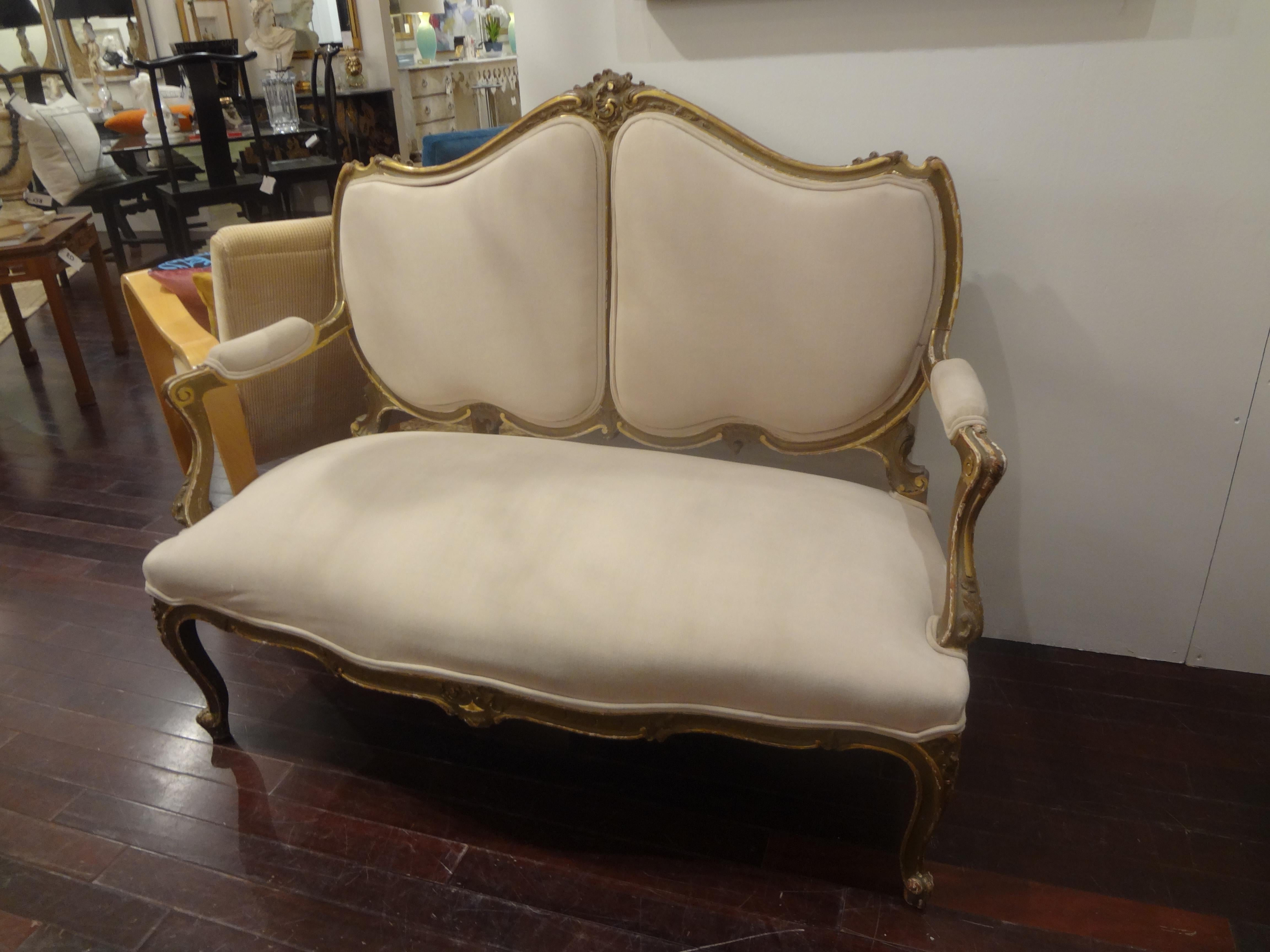 Loveseat italiano de madera dorada estilo Luis XV del siglo XIX Italiano en venta