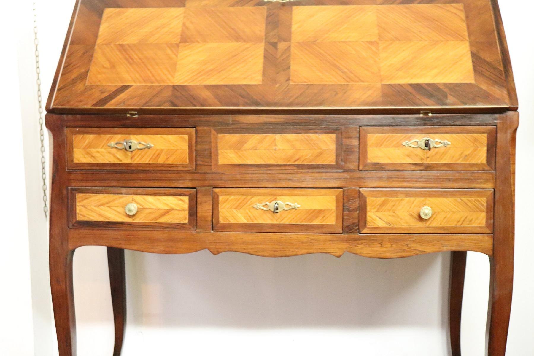 Important elegant chest with secretaire rosewood inlaid with wood essences of various types, antique Louis XV style period, 1850s. The rosewood inlay work is extremely meticulous. Work possible only by major cabinet makers. The openable floor allows