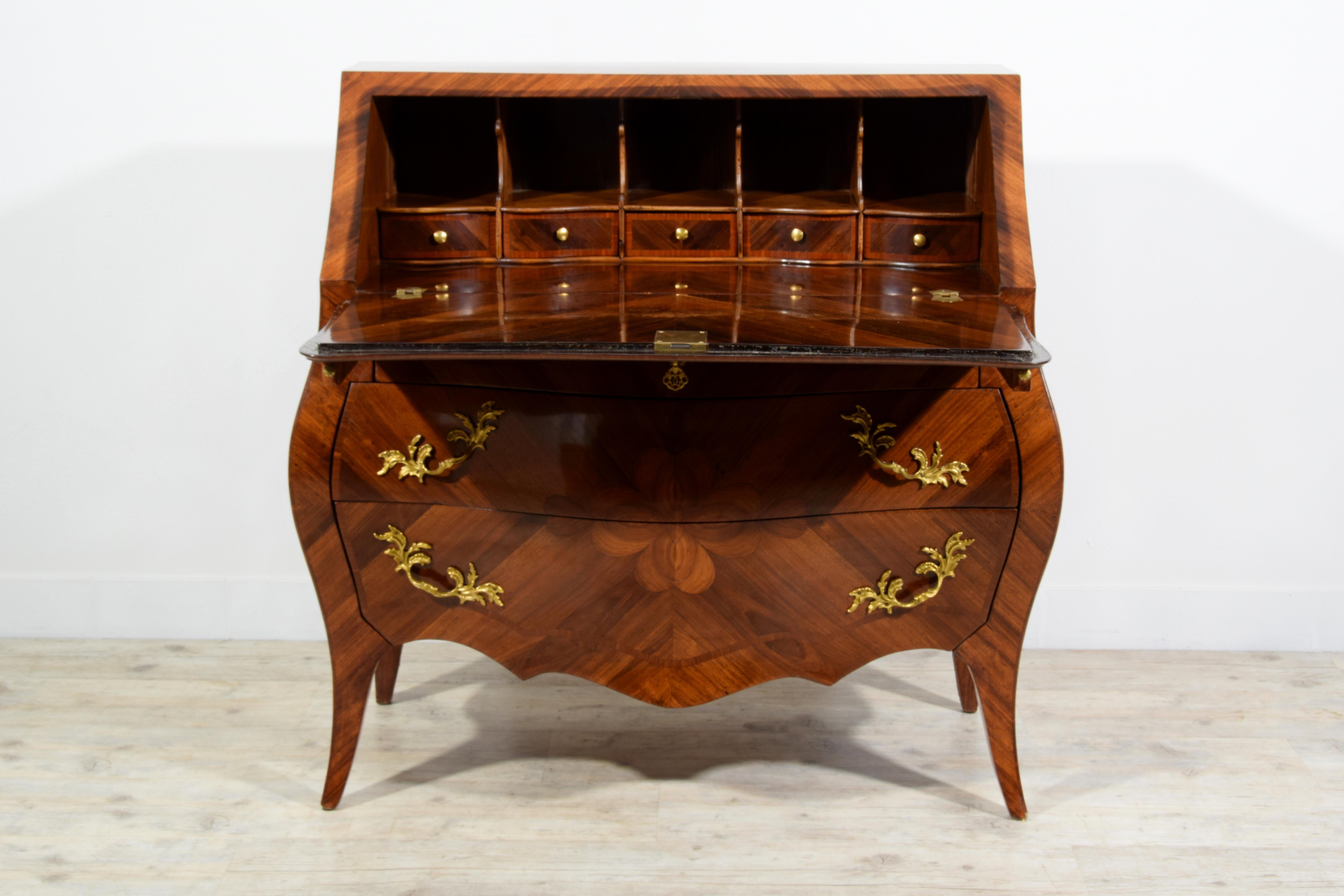 19th Century, Italian Louis XV style Veneered Wood chest of drawers For Sale 7