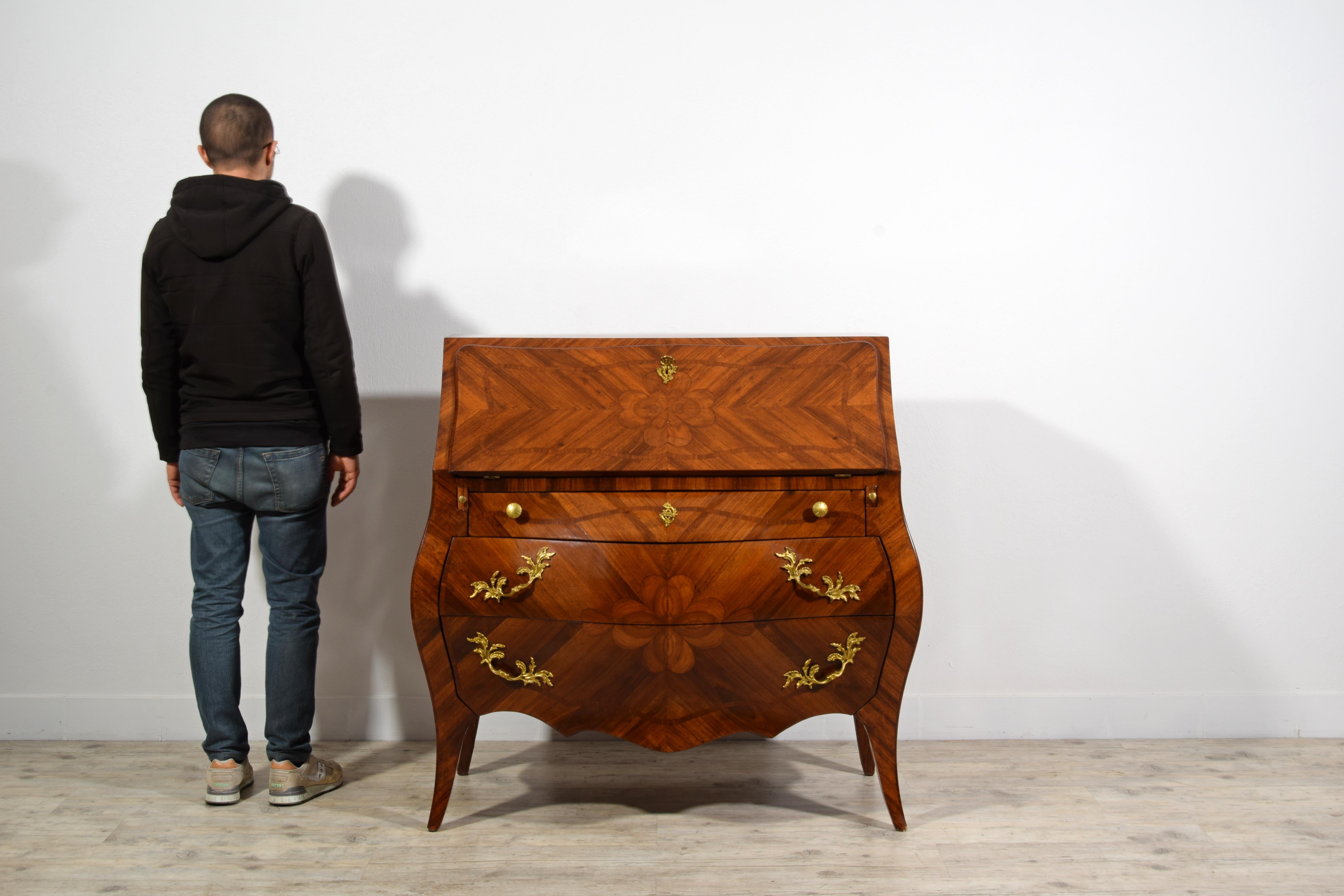 19th Century, Italian Louis XV style Veneered Wood chest of drawers For Sale 8