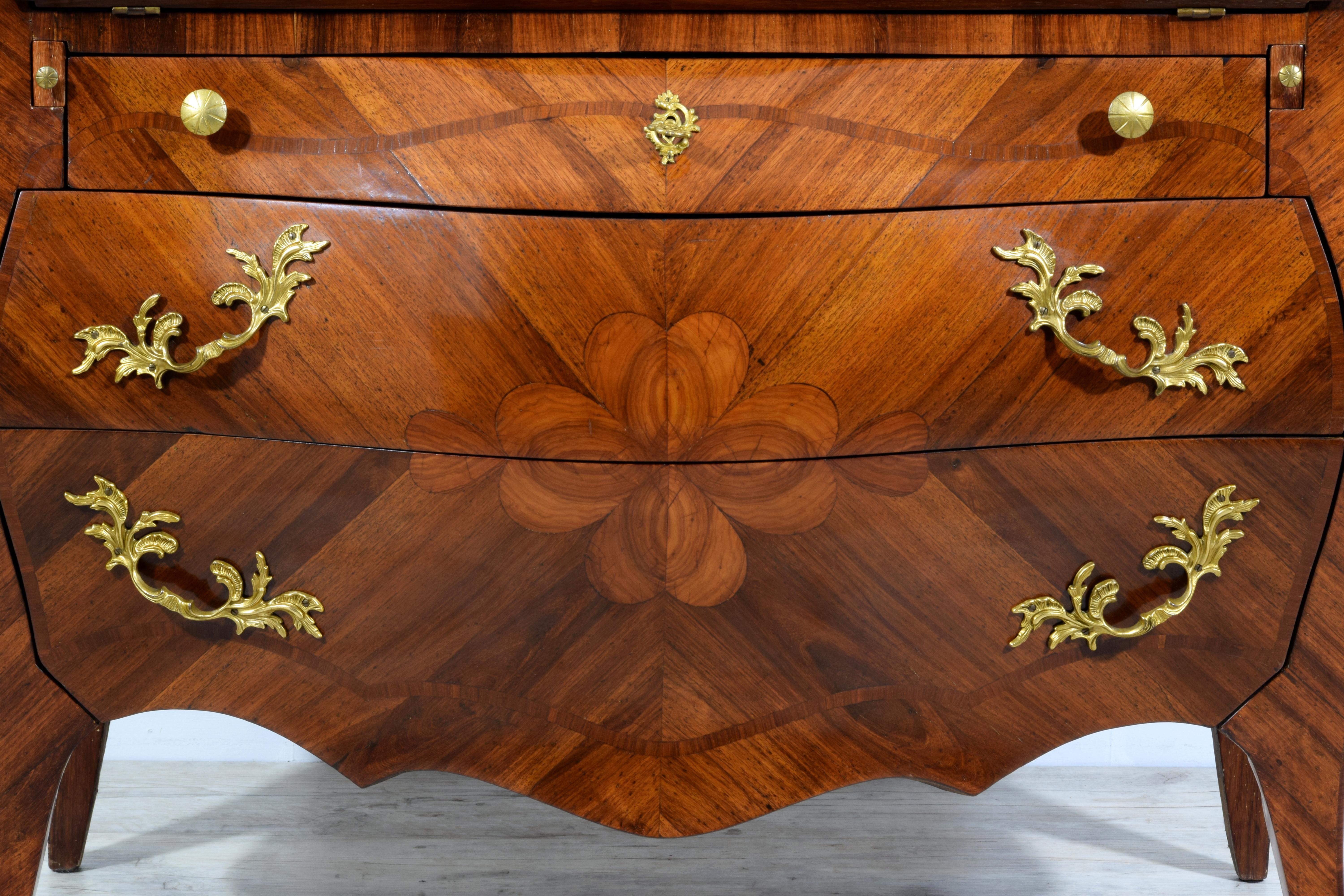 19th Century, Italian Louis XV style Veneered Wood chest of drawers For Sale 9