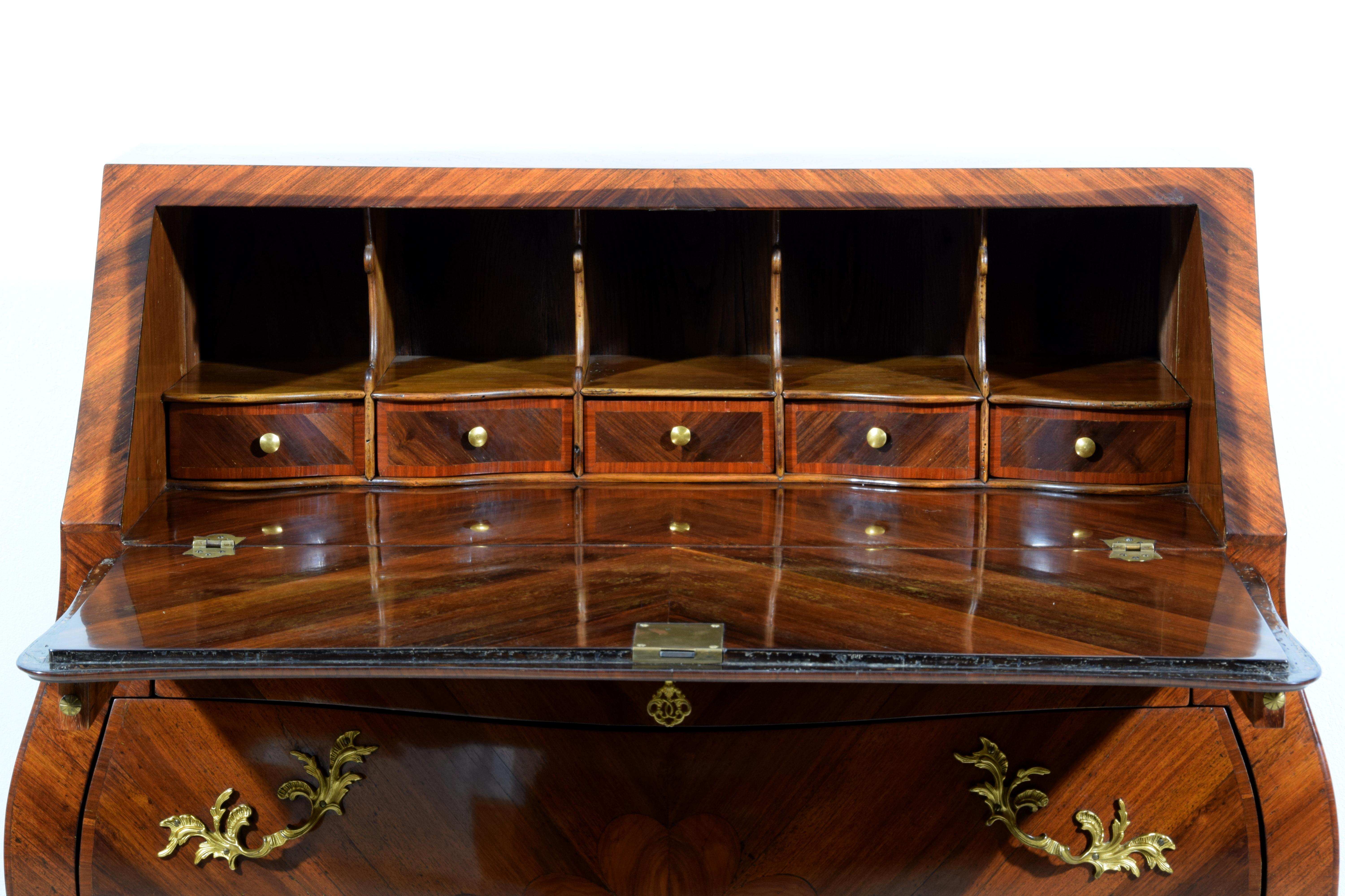 19th Century, Italian Louis XV style Veneered Wood chest of drawers For Sale 10