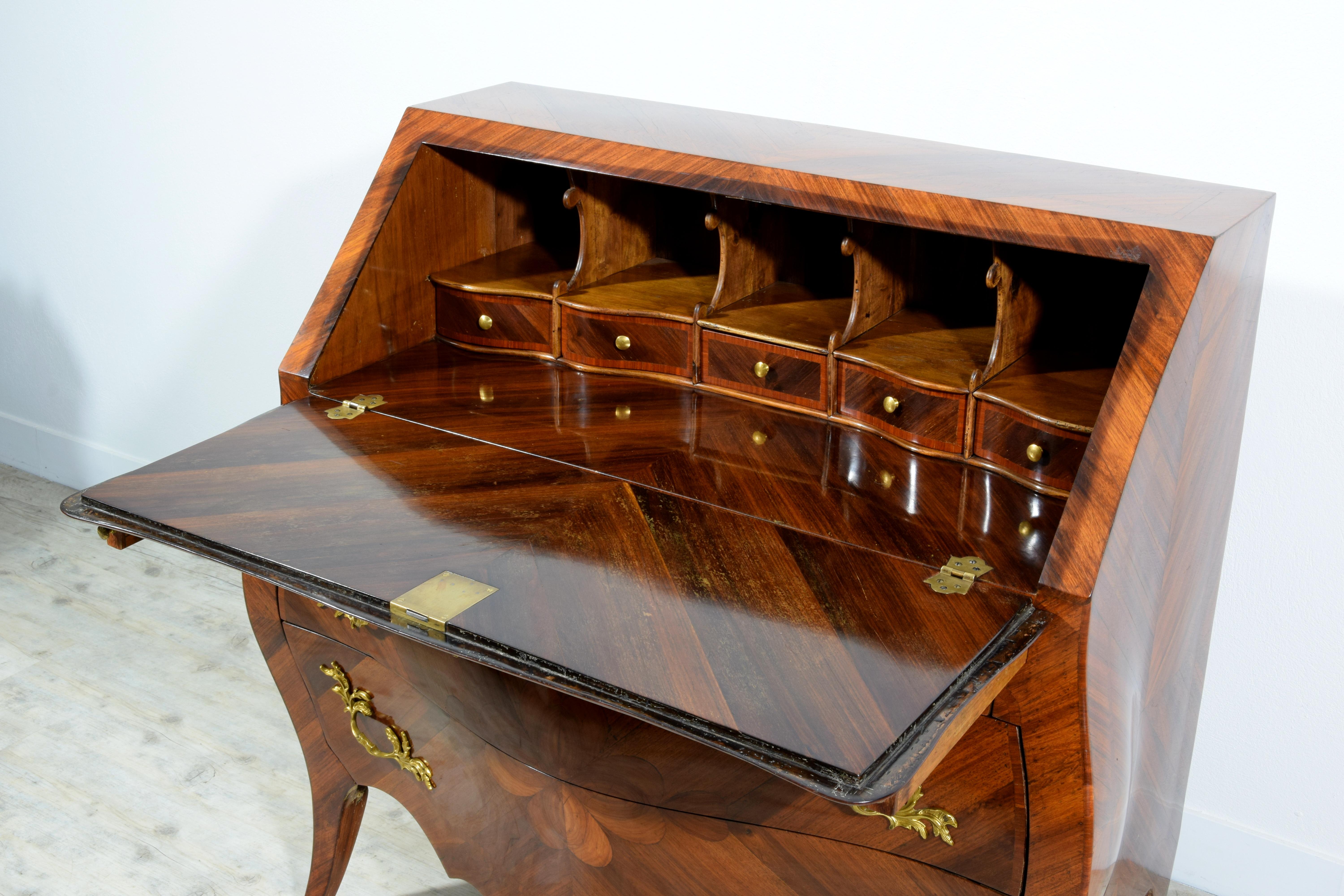 19th Century, Italian Louis XV style Veneered Wood chest of drawers For Sale 11