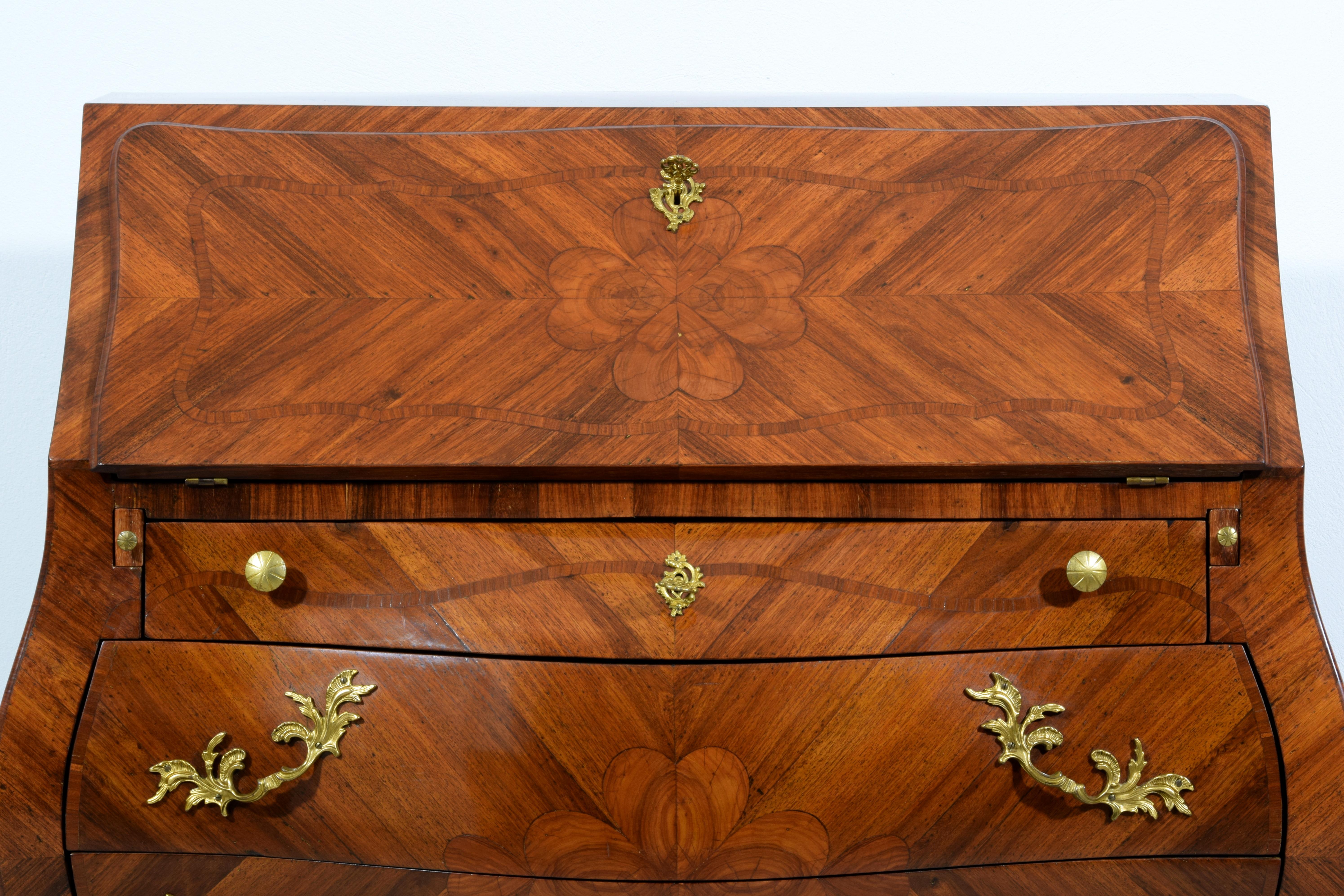 19th Century, Italian Louis XV style Veneered Wood chest of drawers For Sale 12