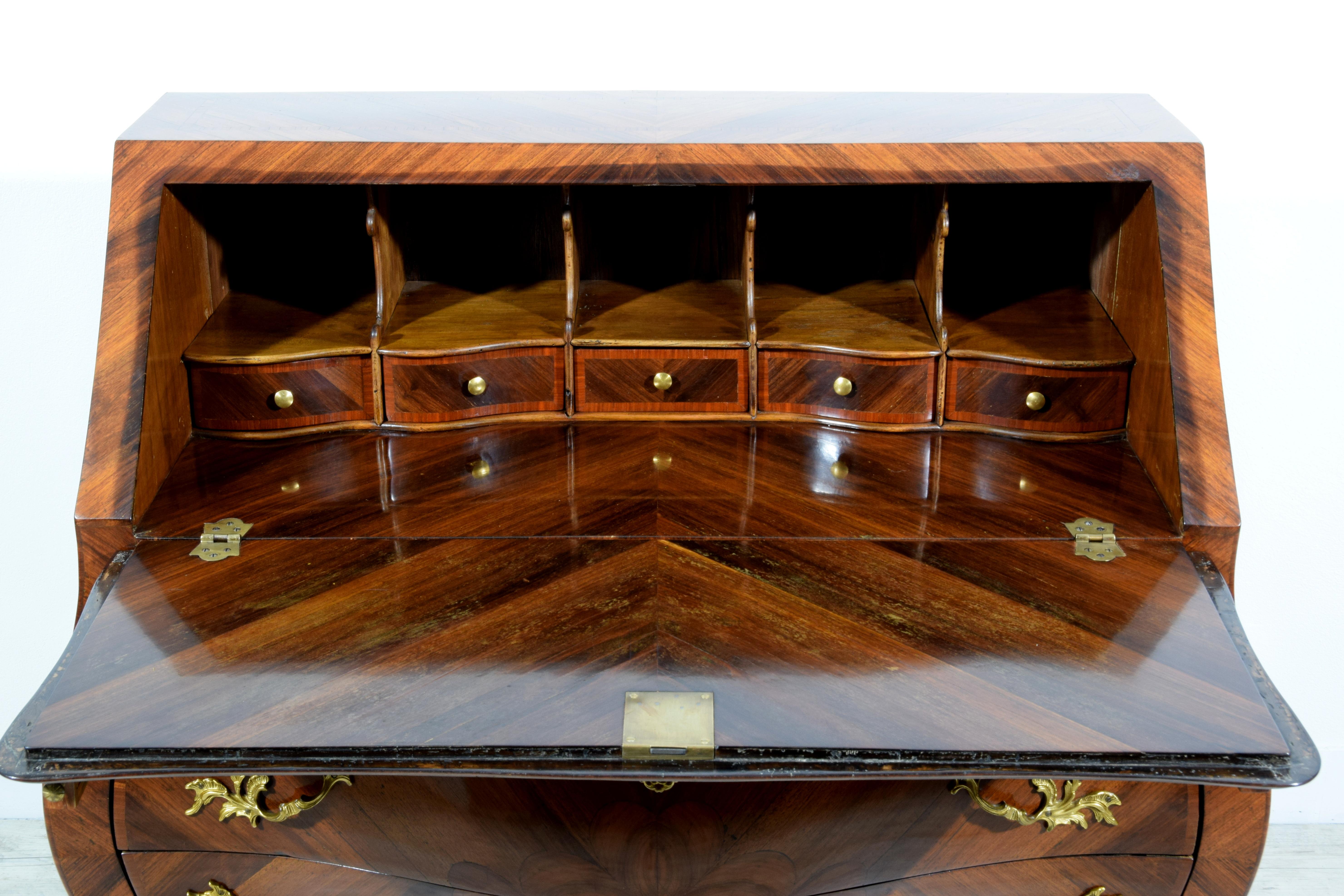19th Century, Italian Louis XV style Veneered Wood chest of drawers For Sale 13