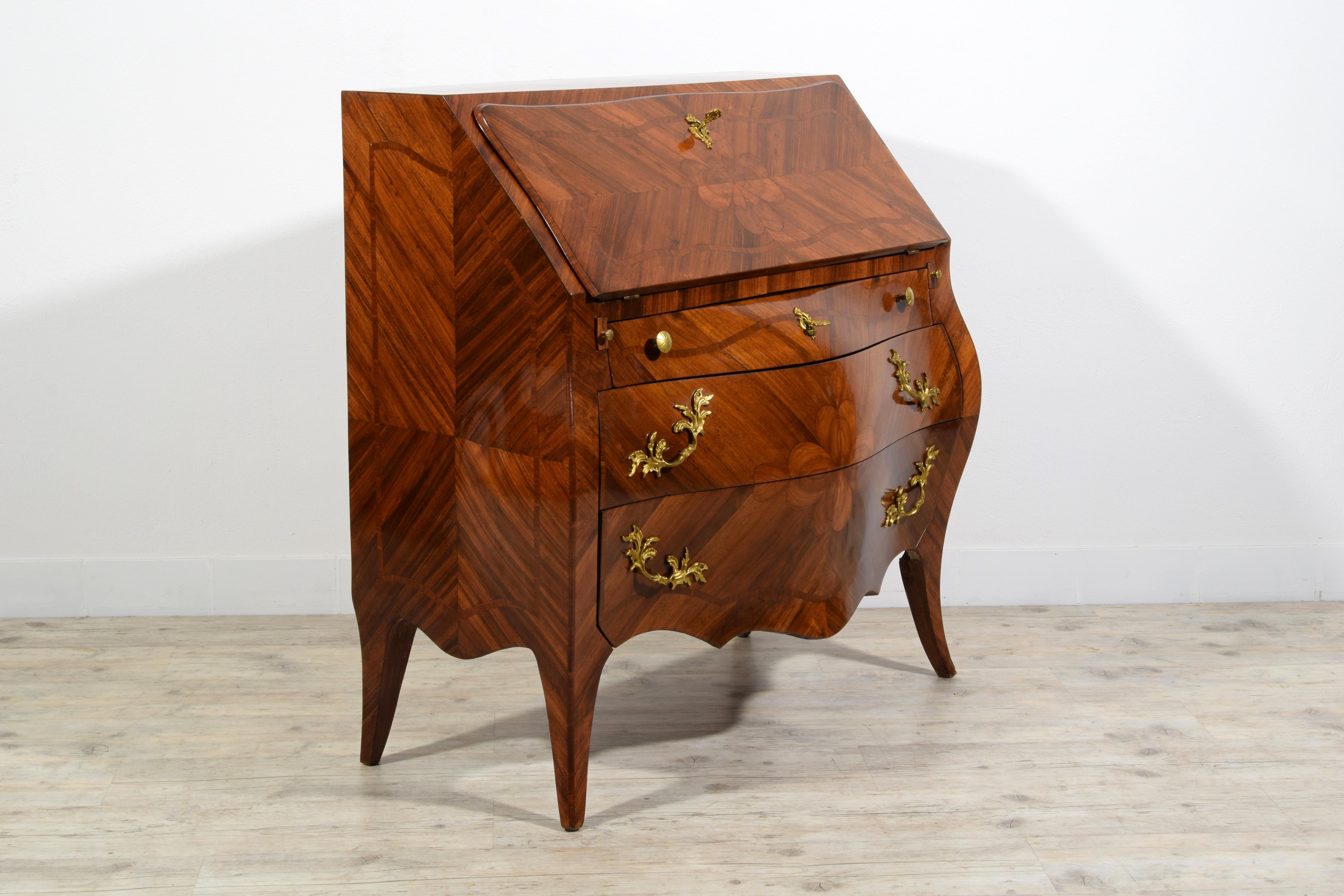 19th Century, Italian Louis XV style Veneered Wood chest of drawers For Sale 14