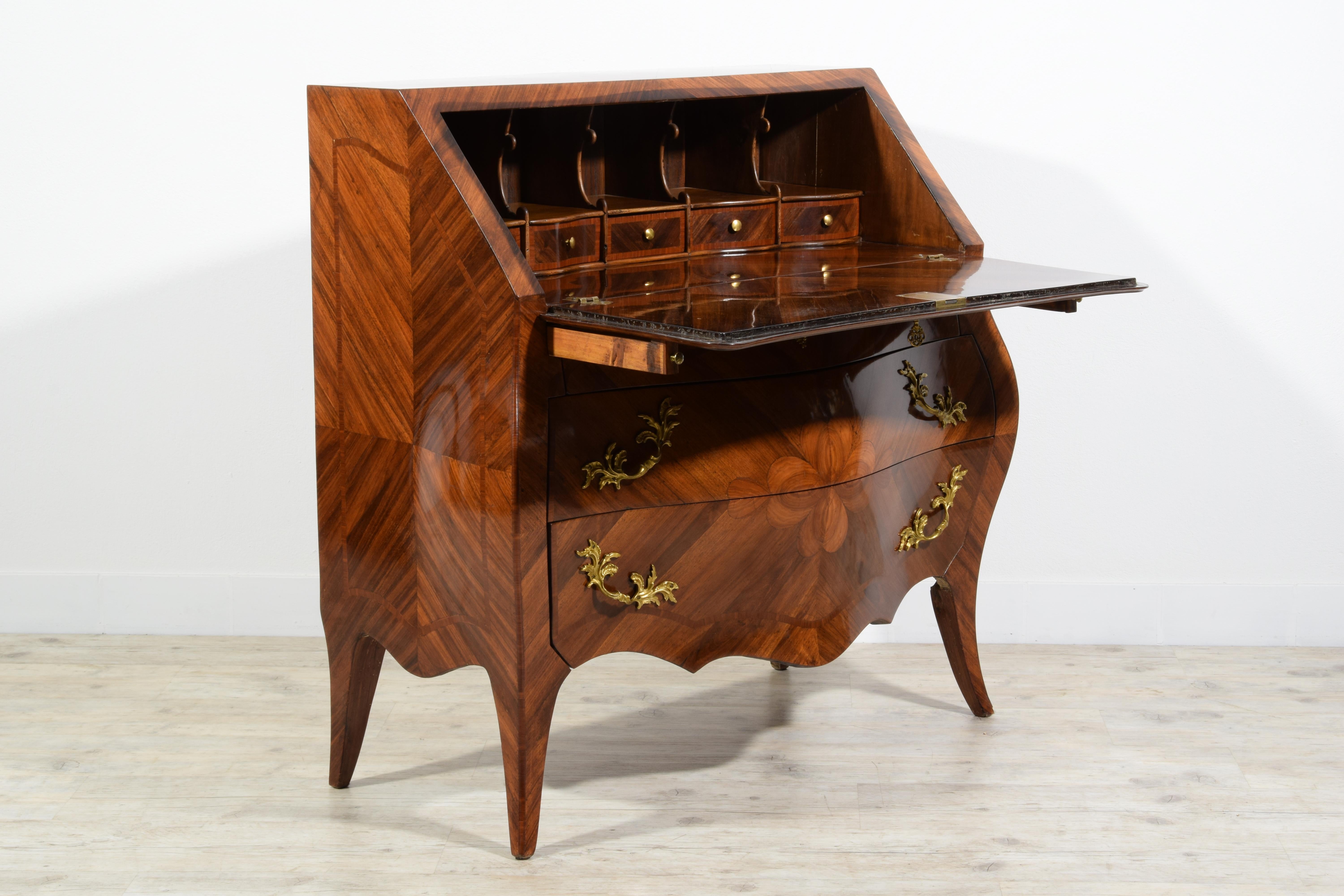 19th Century, Italian Louis XV style Veneered Wood chest of drawers For Sale 15