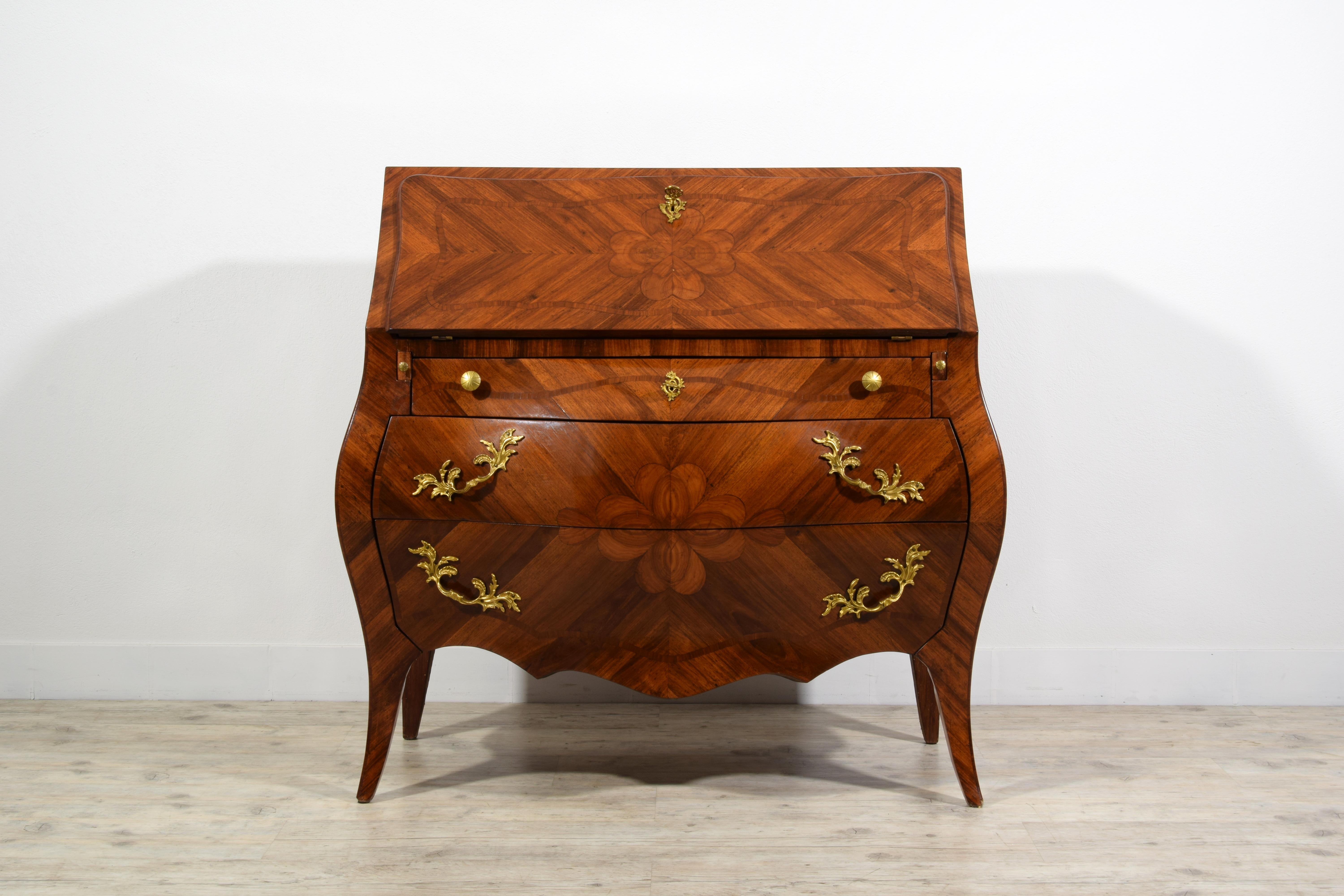 19th Century, Italian Louis XV style Veneered Wood chest of drawers
This chest of drawers was made in Genoa in the second half of the nineteenth century, in the characteristic style of the Genoese Baroque era.
The chest of drawers is made of