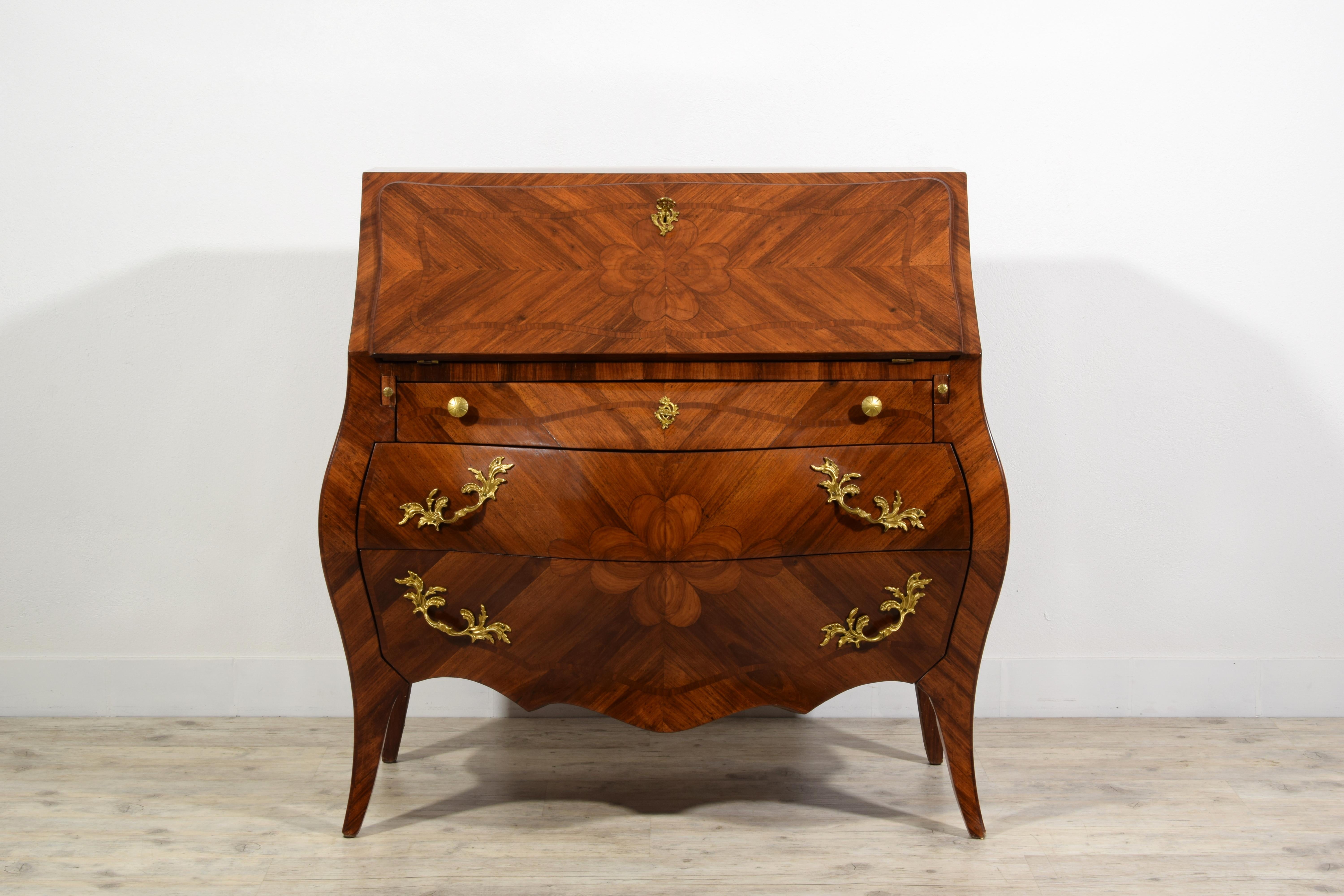 19th Century, Italian Louis XV style Veneered Wood chest of drawers For Sale 17