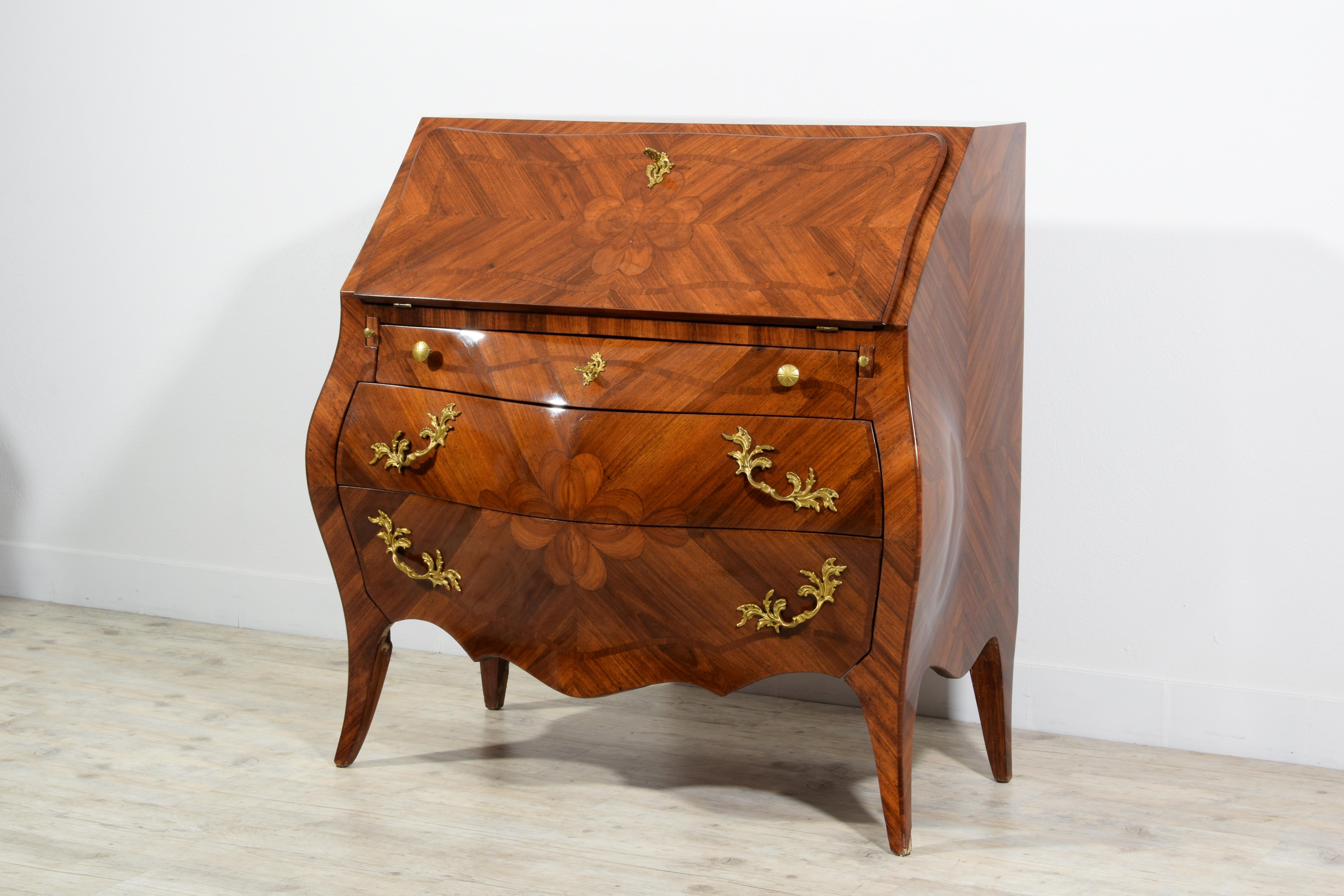 Rococo 19th Century, Italian Louis XV style Veneered Wood chest of drawers For Sale
