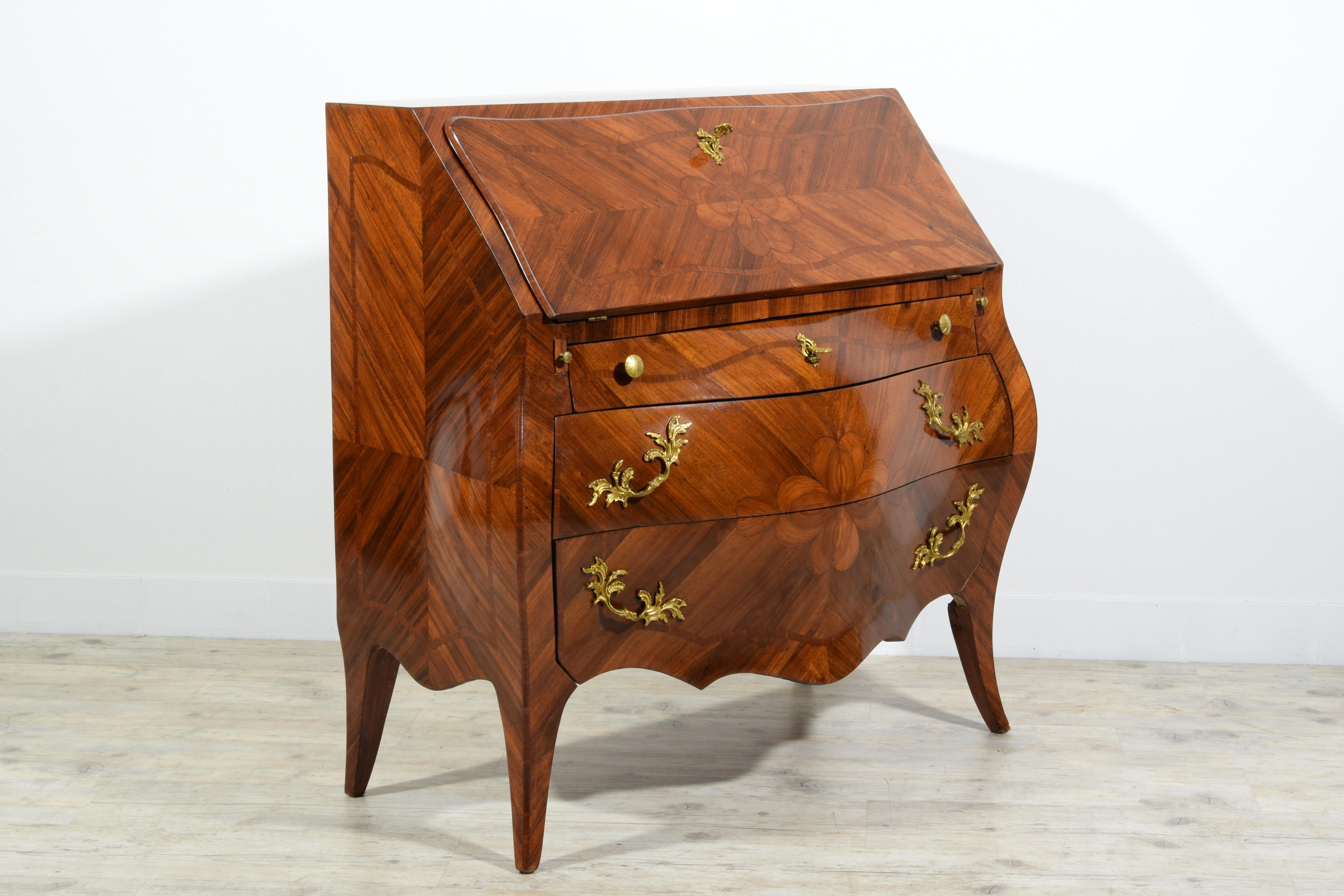 19th Century, Italian Louis XV style Veneered Wood chest of drawers For Sale 1