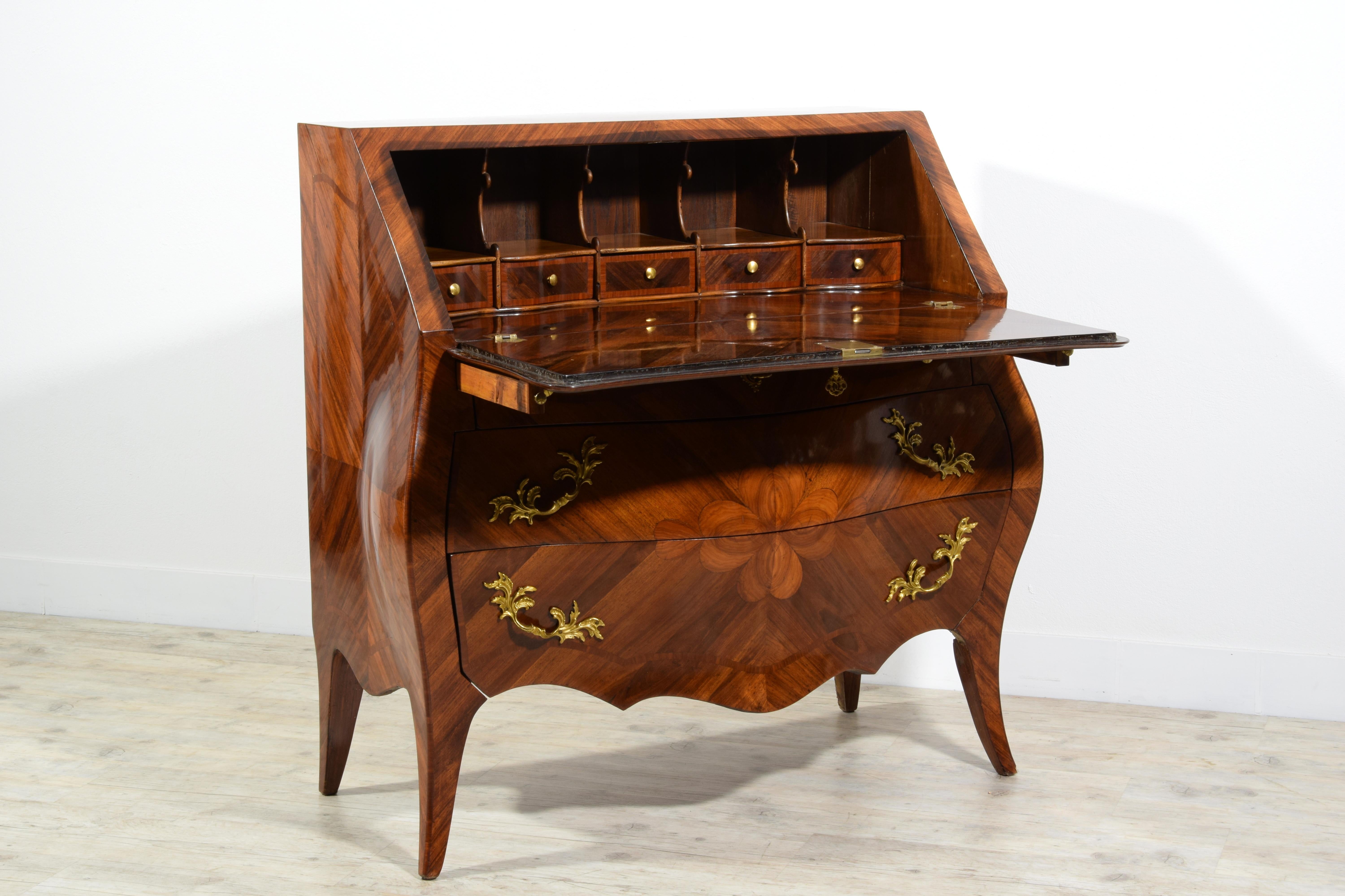 19th Century, Italian Louis XV style Veneered Wood chest of drawers For Sale 2