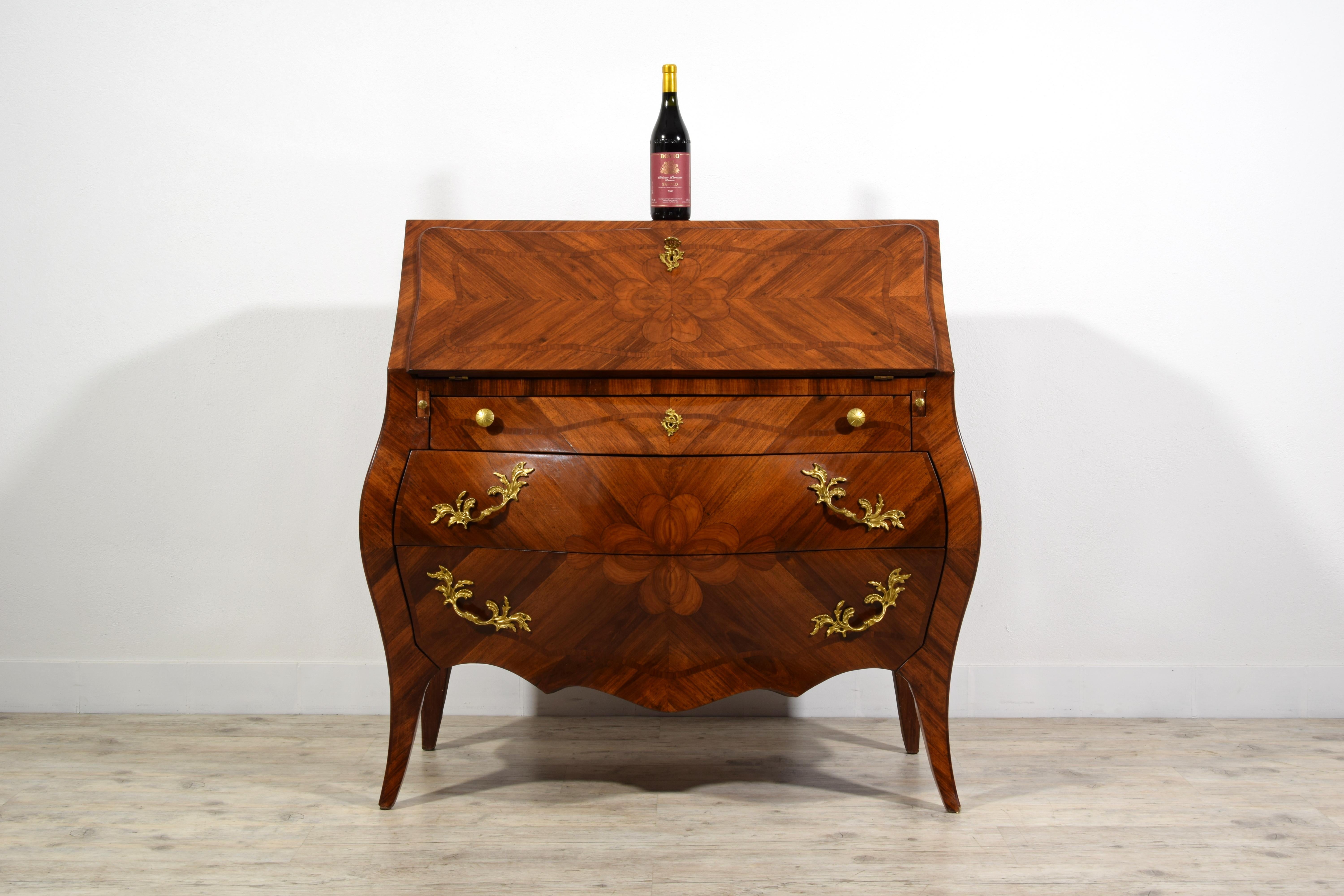 19th Century, Italian Louis XV style Veneered Wood chest of drawers For Sale 3
