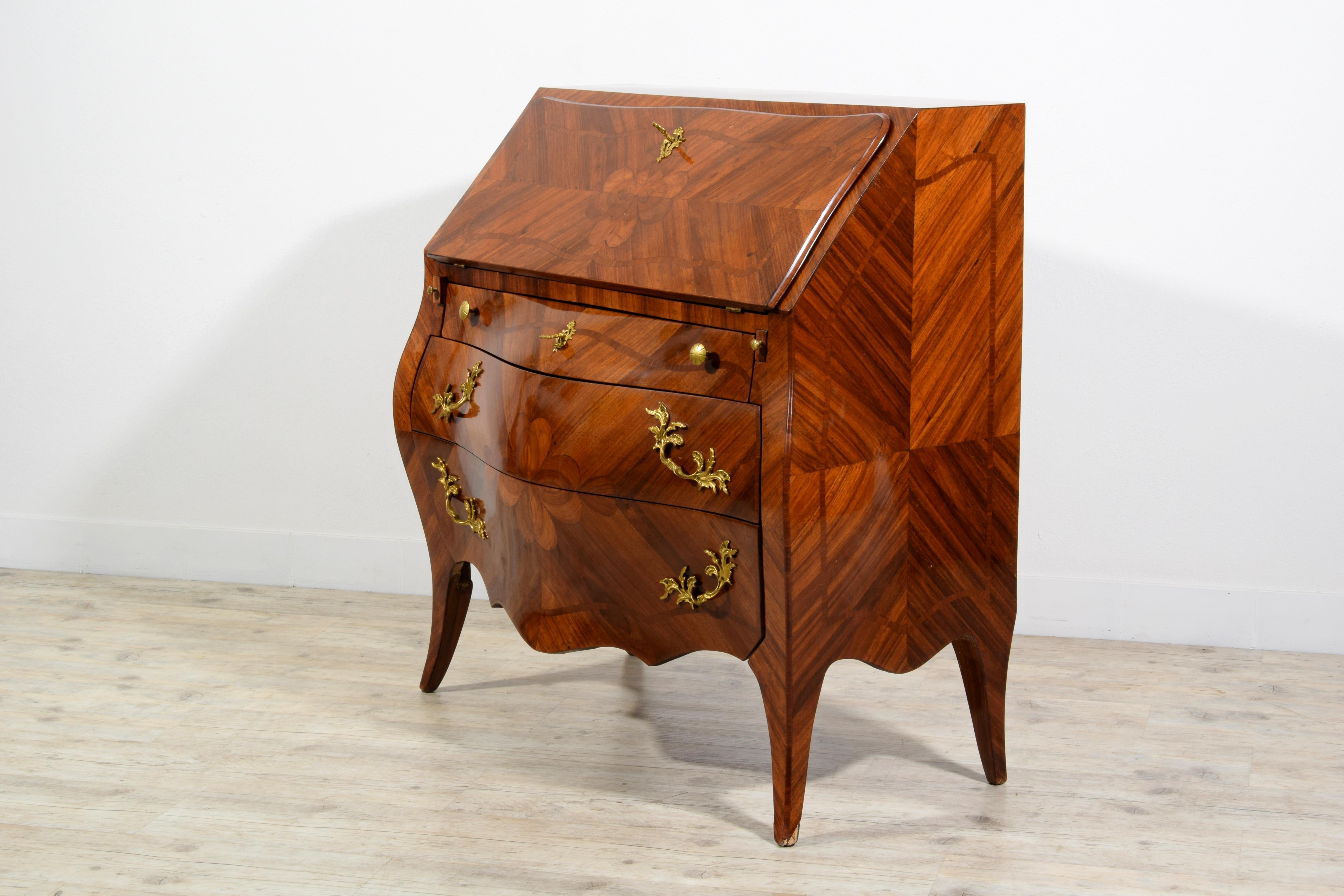 19th Century, Italian Louis XV style Veneered Wood chest of drawers For Sale 4