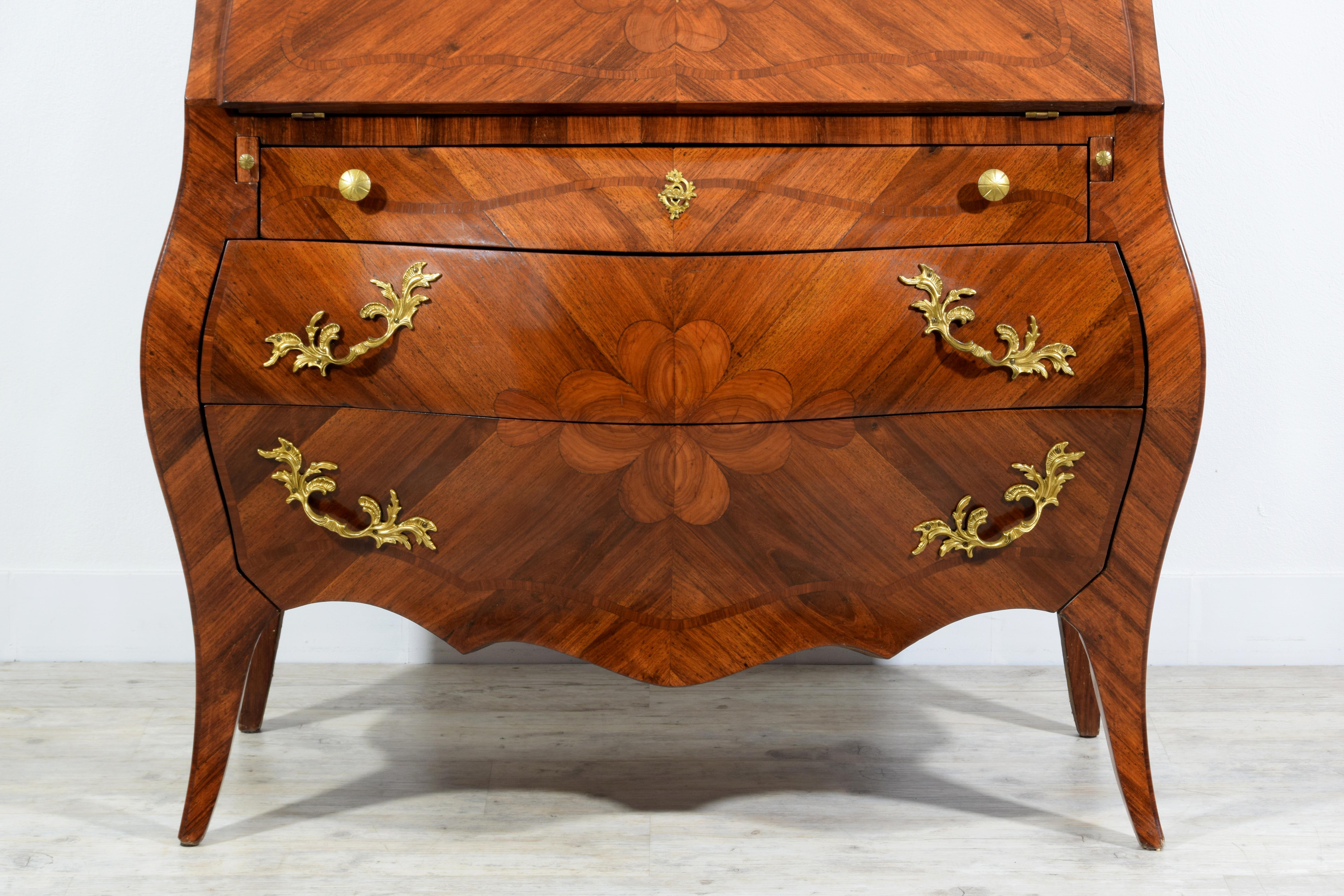 19th Century, Italian Louis XV style Veneered Wood chest of drawers For Sale 5