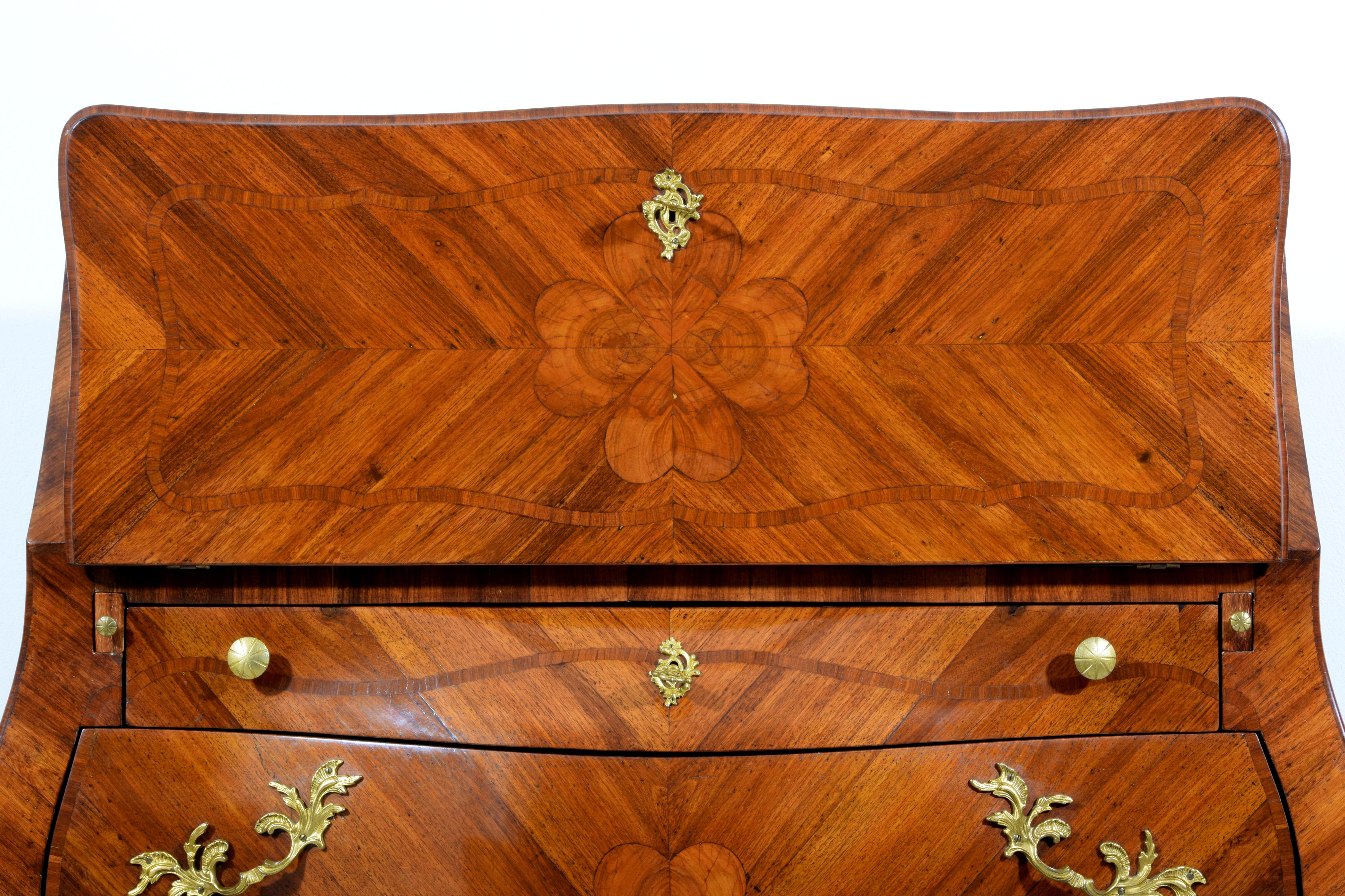 19th Century, Italian Louis XV style Veneered Wood chest of drawers For Sale 6