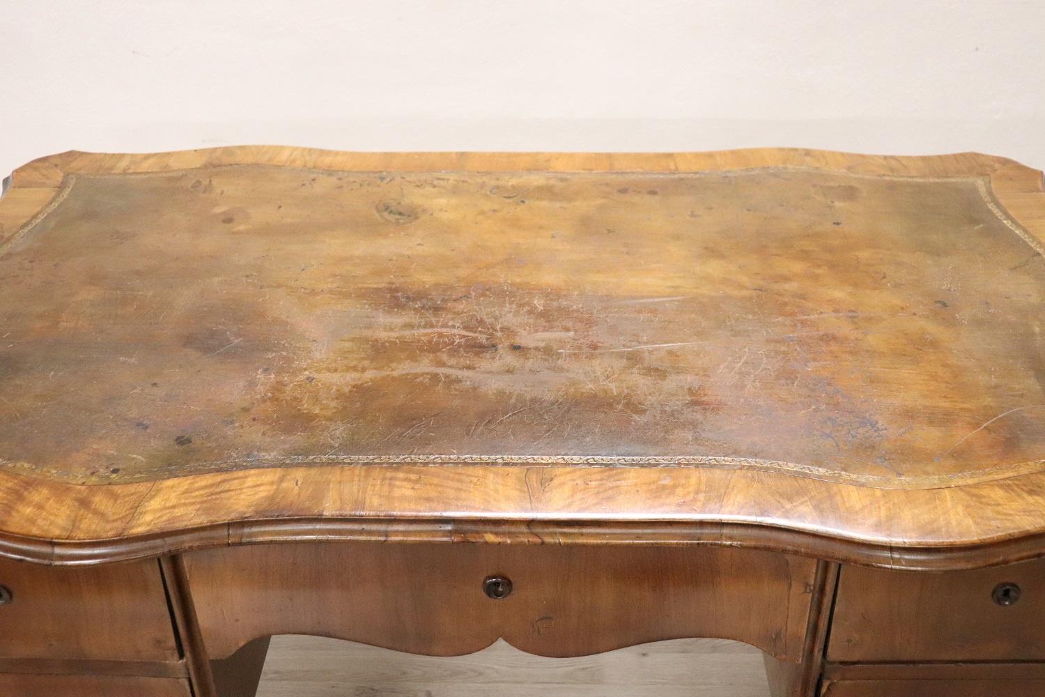 19th Century Italian Louis XV Style Walnut Large Writing Desk In Good Condition For Sale In Casale Monferrato, IT