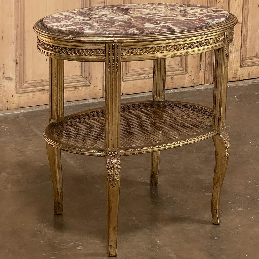 Der italienische Louis XVI-Tisch mit ovaler Marmorplatte aus dem 19. Jahrhundert setzt die jahrhundertealte Tradition der klassischen Architektur fort, die im antiken Griechenland begann und von den Römern und allen europäischen Zivilisationen
