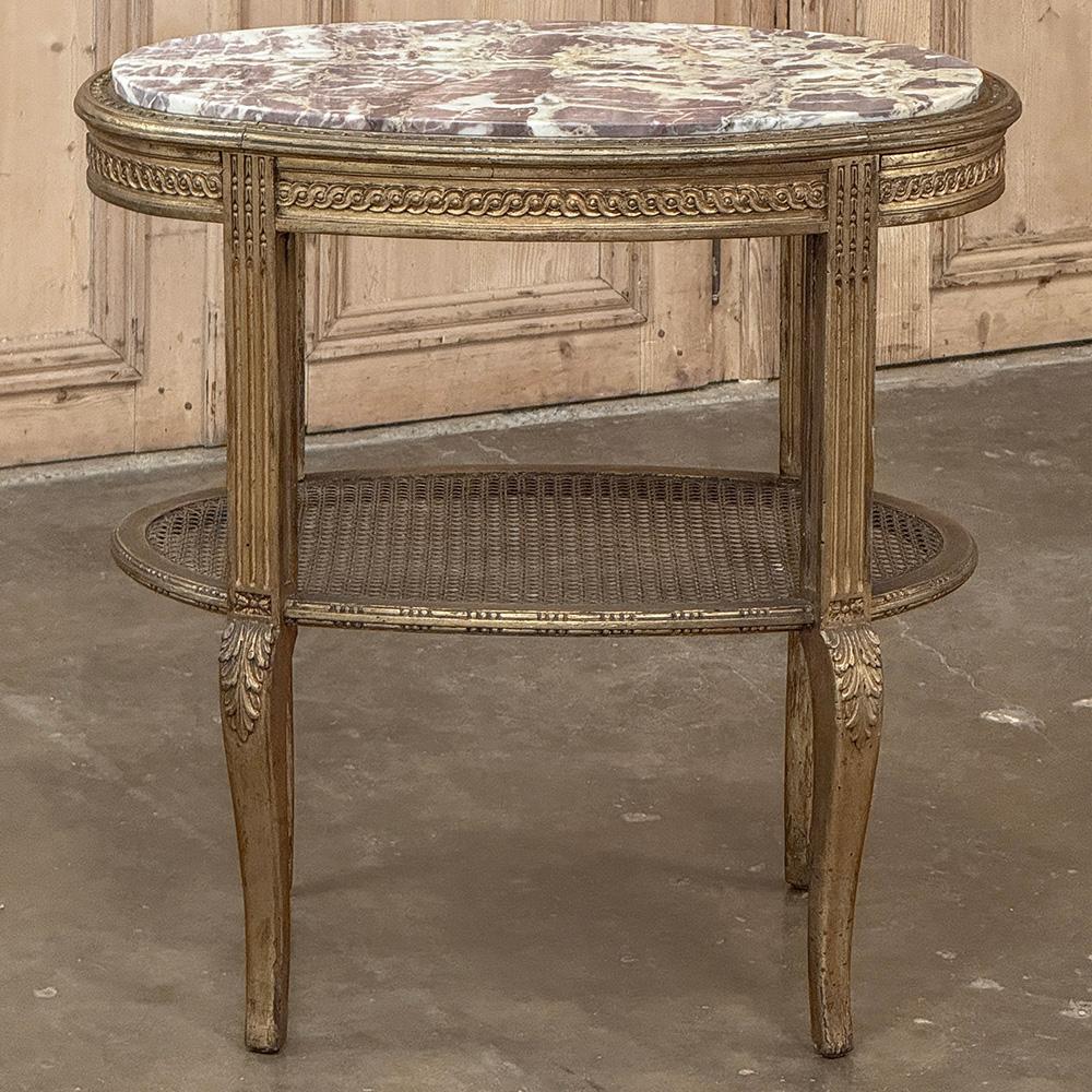 La table d'appoint italienne Louis XVI du XIXe siècle à plateau ovale en marbre s'inscrit dans la tradition séculaire de l'architecture classique qui a vu le jour dans la Grèce antique et qui s'est poursuivie chez les Romains et dans toutes les