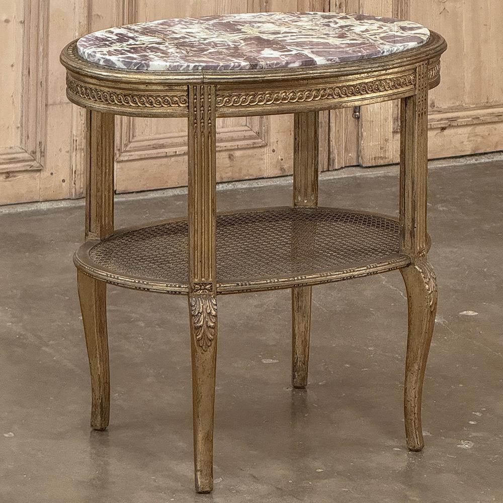 Français Table d'extrémité Louis XVI italienne du 19ème siècle avec plateau en marbre ovale en vente