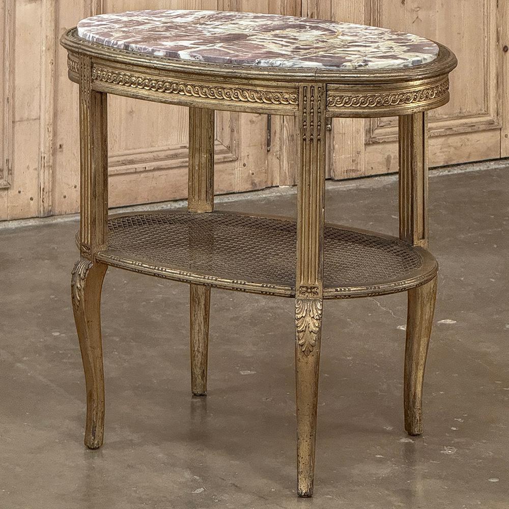 Sculpté à la main Table d'extrémité Louis XVI italienne du 19ème siècle avec plateau en marbre ovale en vente