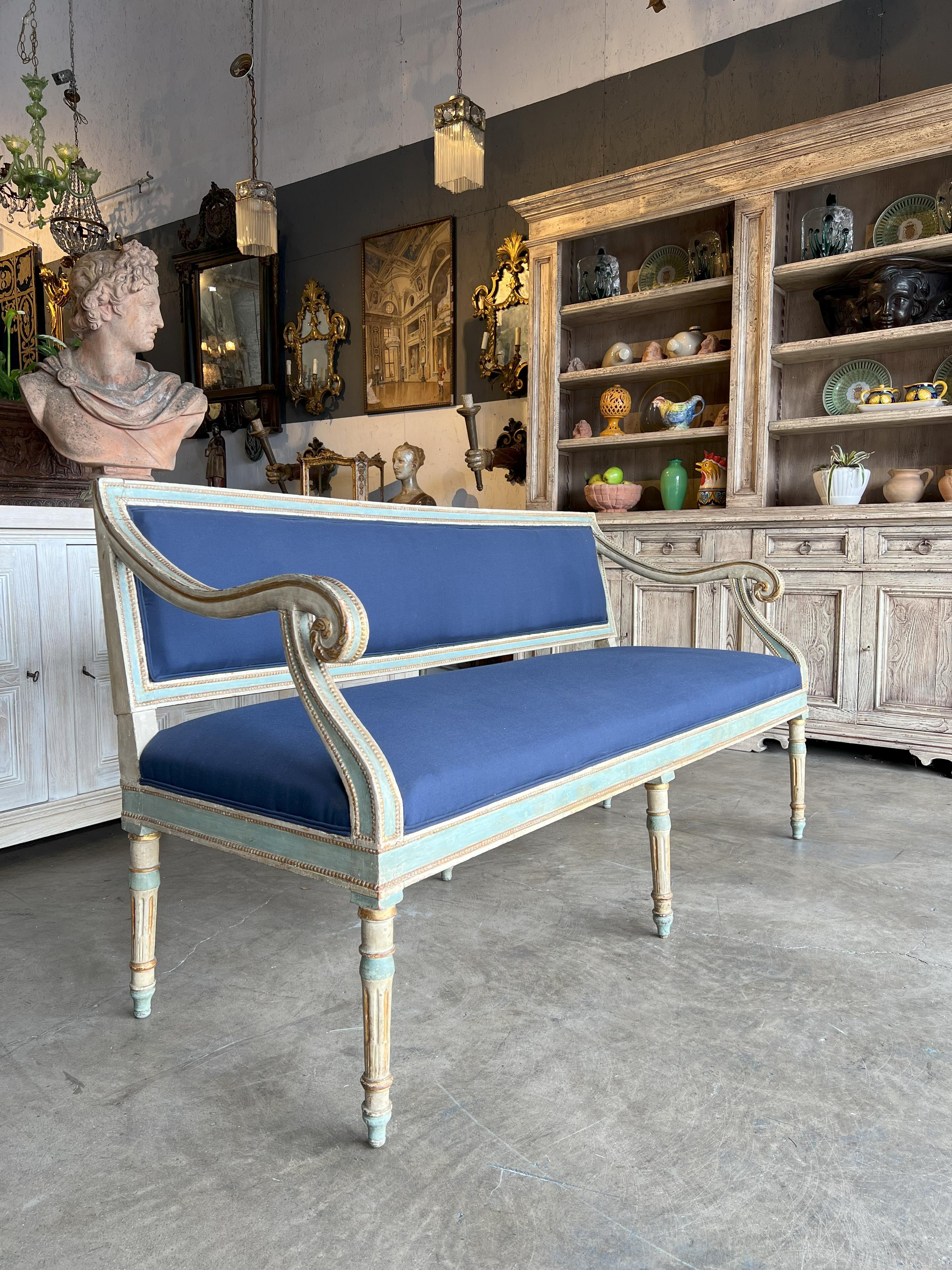 19th Century Italian Louis XVI Style Painted and Gold Gilt Bench Settee Ca 1820 For Sale 4